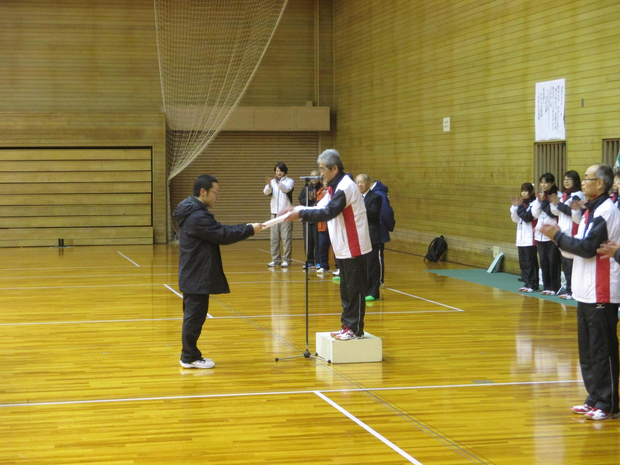 表彰状を受け取る男性1名の写真