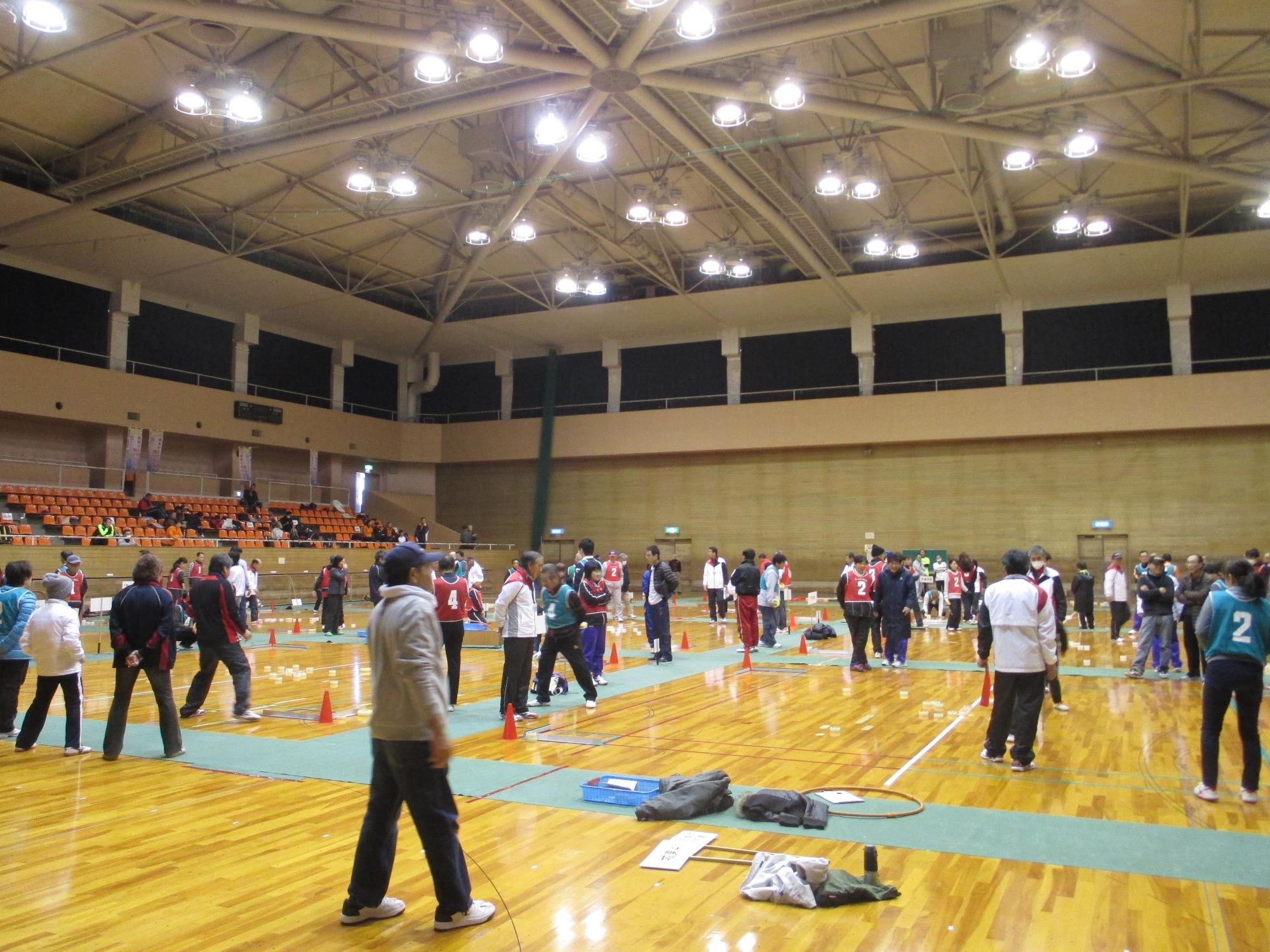 第14回ひこねスーパーカロム大会試合中の競技者たちの写真