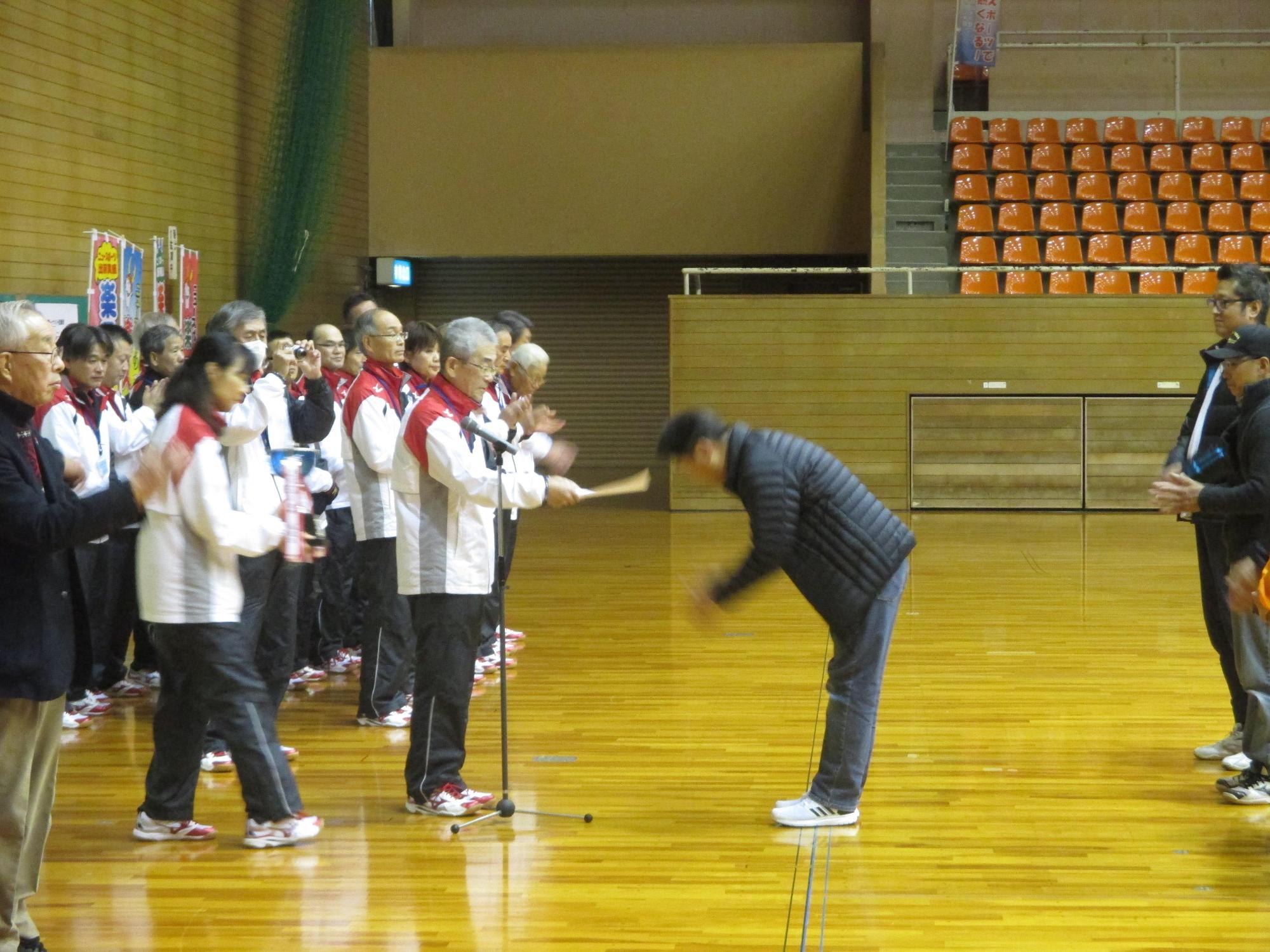 第14回ひこねスーパーカロム大会閉会式で表彰される競技者の写真