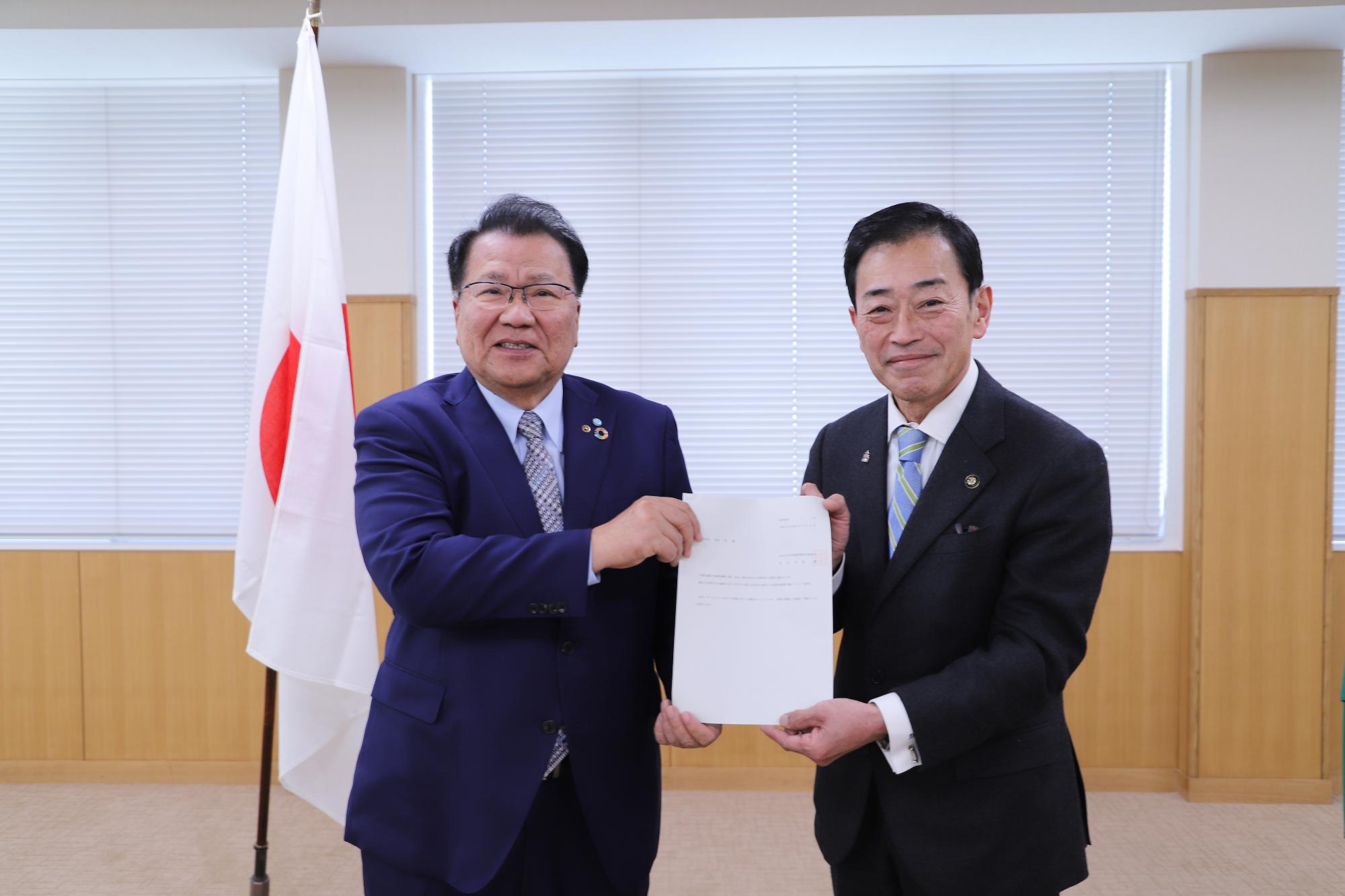 会長から市長への答申の様子です。