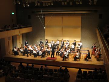 滋賀県立大学オーケストラの演奏中の写真