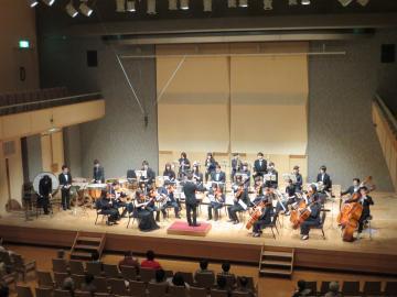 滋賀大学オーケストラの演奏中の写真