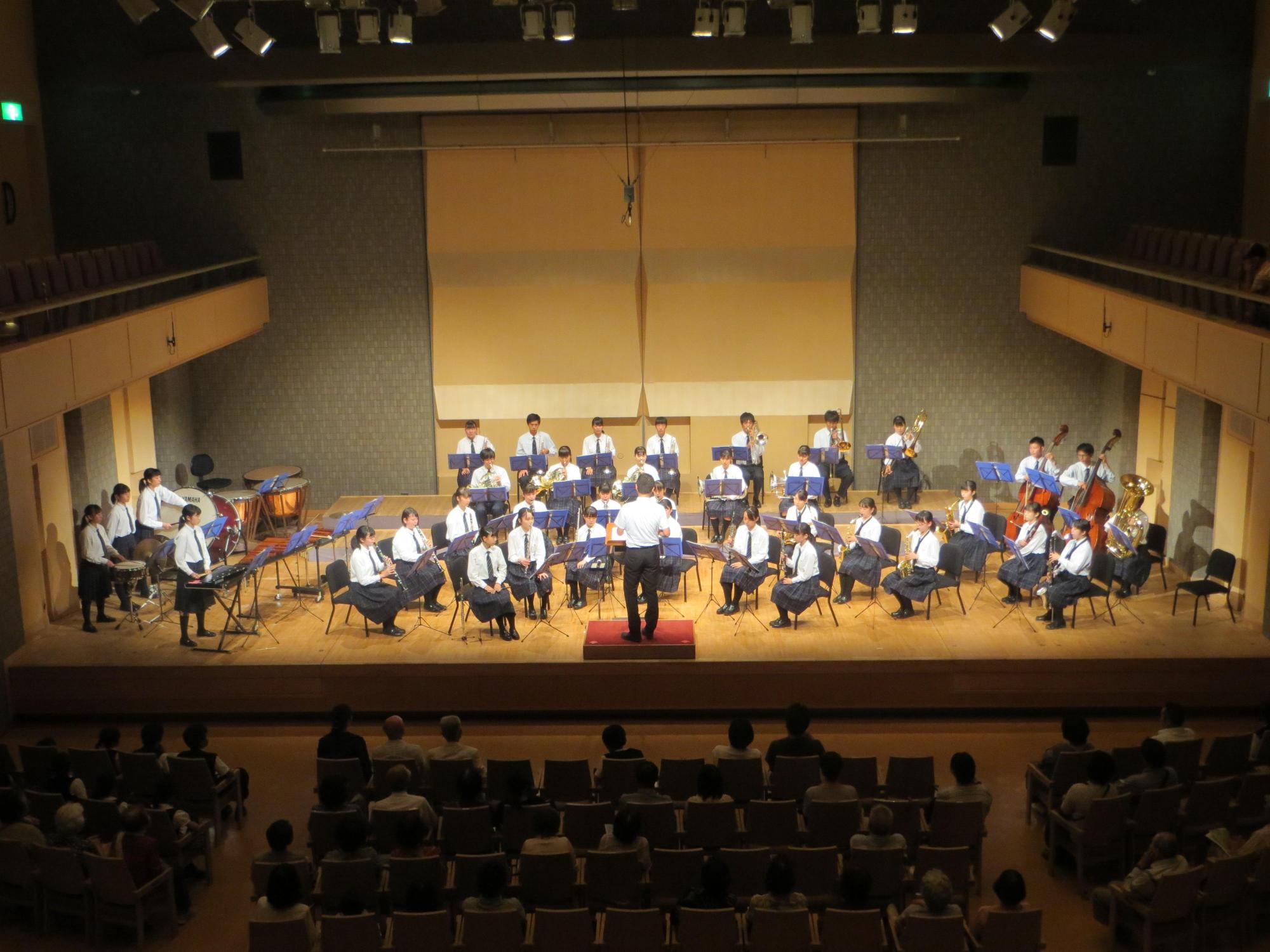 近江高等学校吹奏楽部が演奏している写真