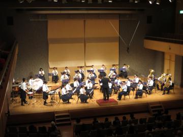 近江高等学校吹奏楽部の演奏中の写真