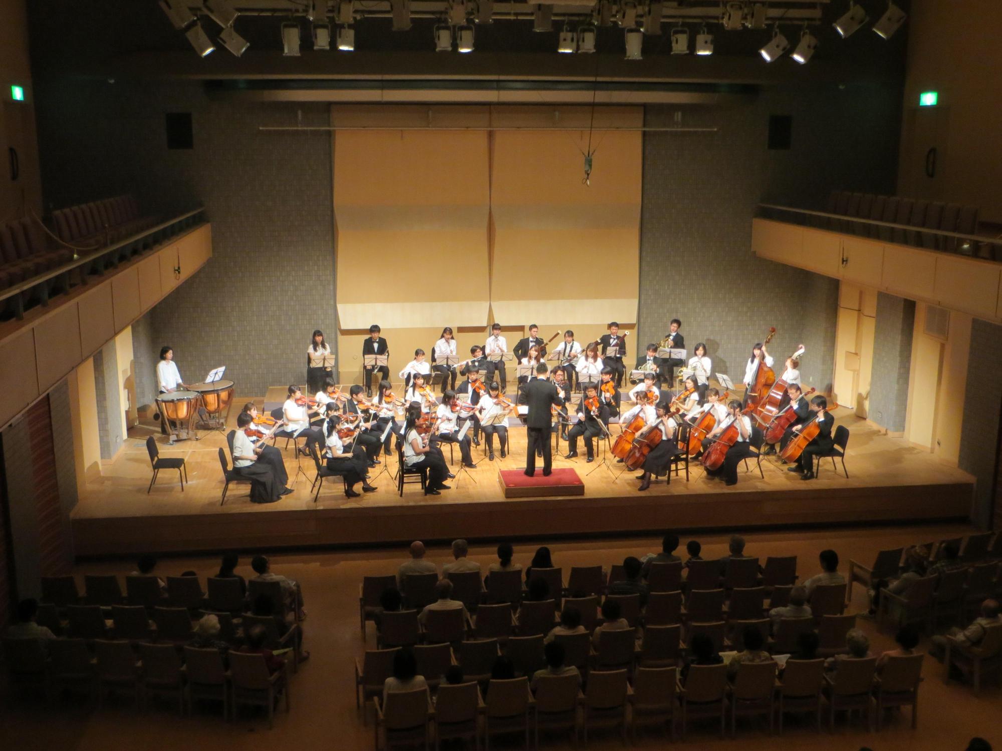 滋賀県立大学オーケストラ団が演奏している写真
