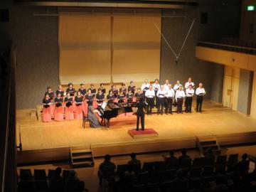 彦根市民合唱団フィルハーモニックShigaの方々が演奏している写真