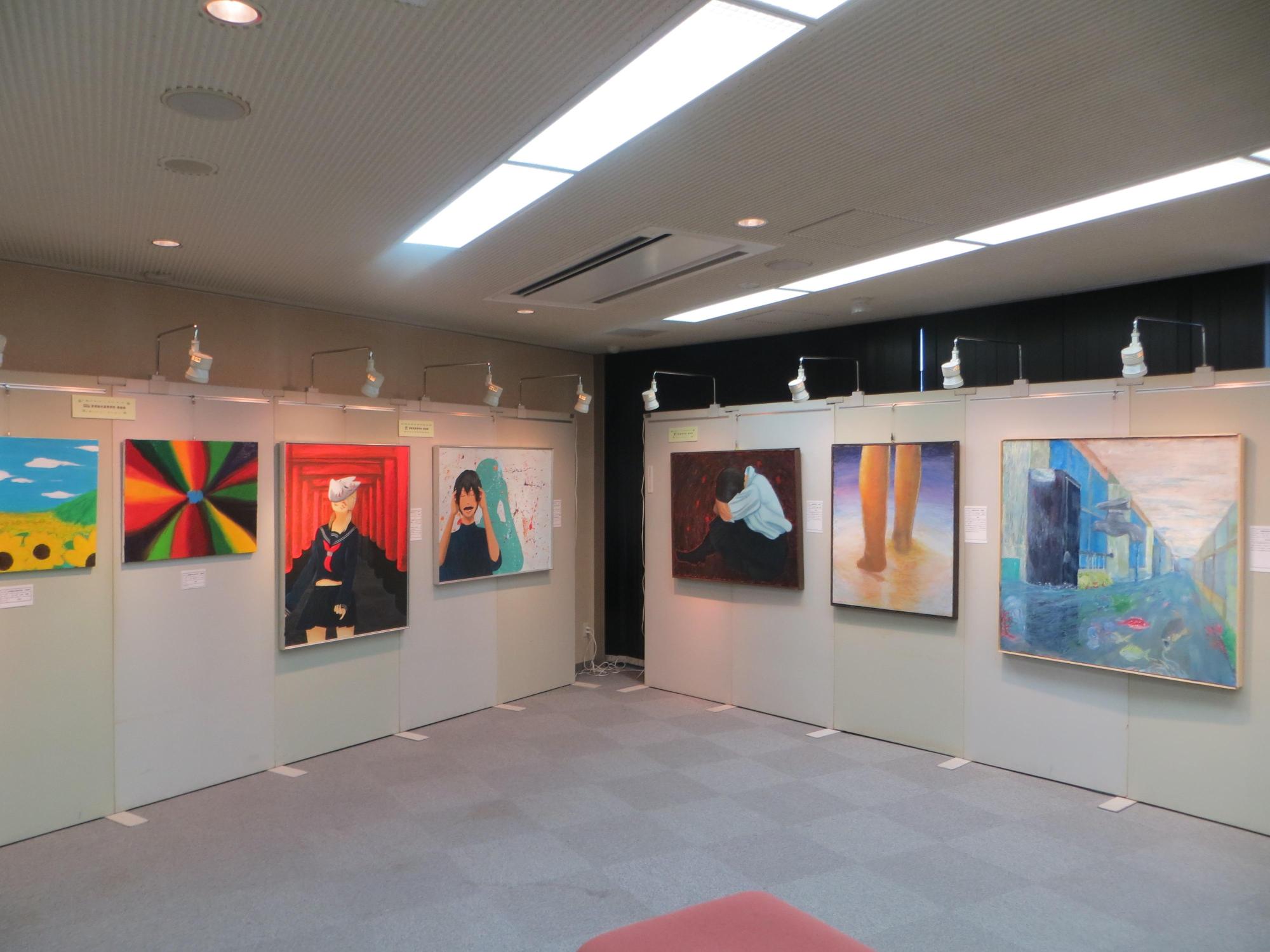 1階視聴覚室に展示されている作品を左側から撮った写真