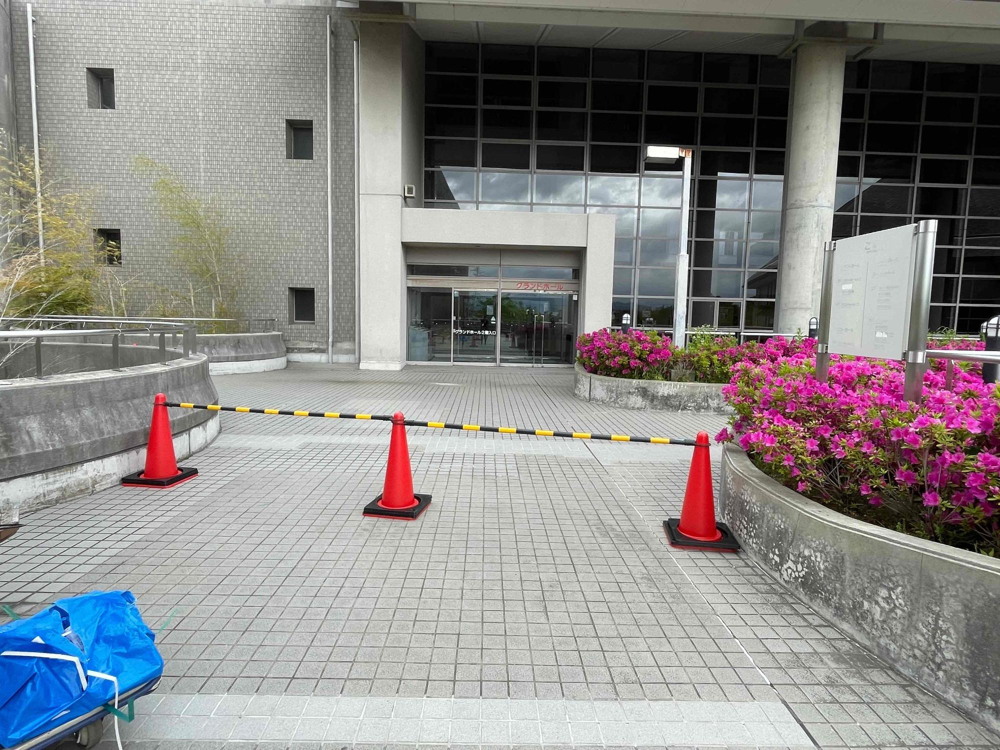 入口前に線が張られて通行止めになっている様子の写真