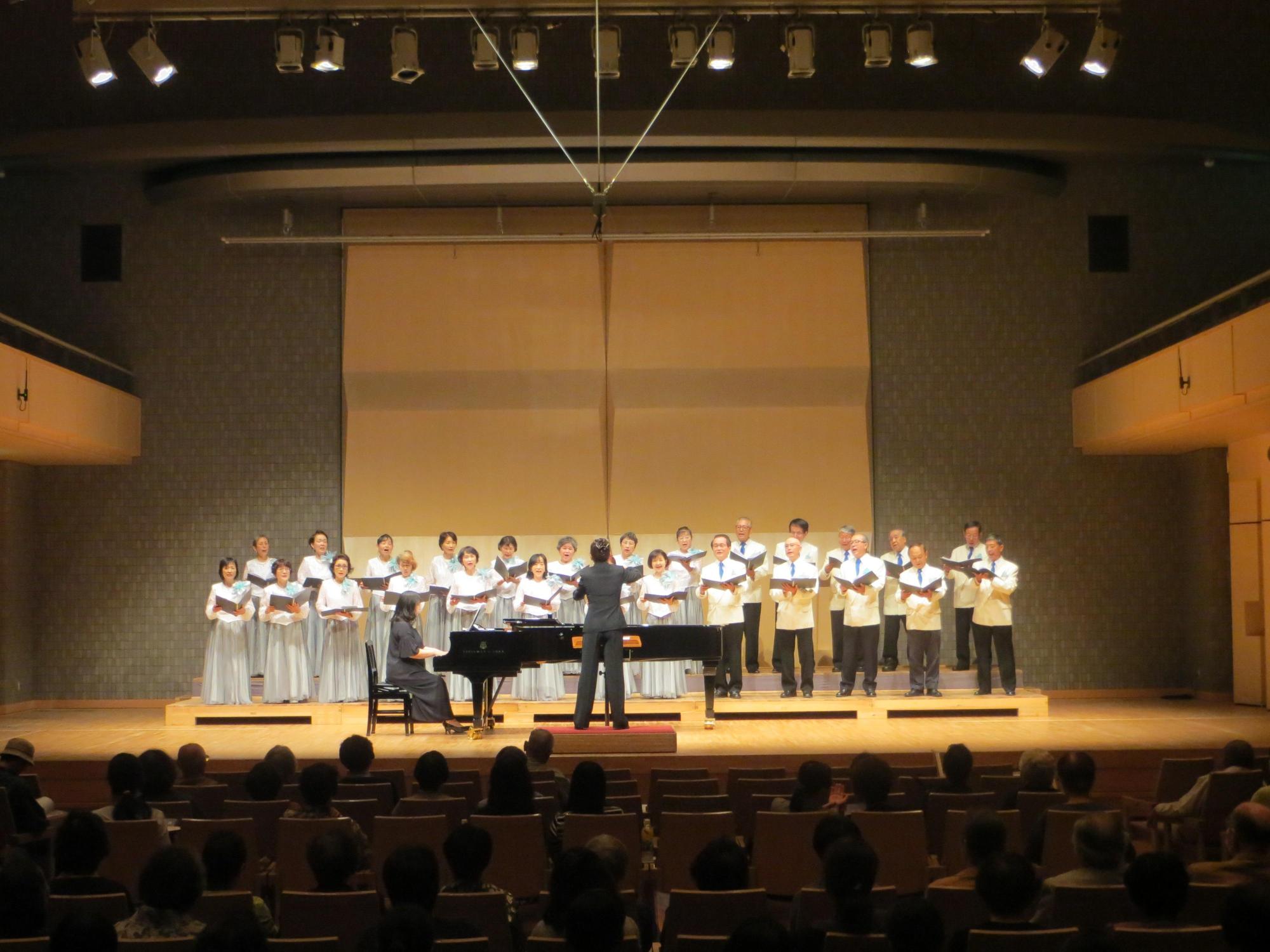 彦根市民合唱団フィルハーモニックShigaが合唱している写真