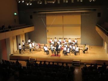 滋賀県立大学吹奏楽部の方々が演奏している写真