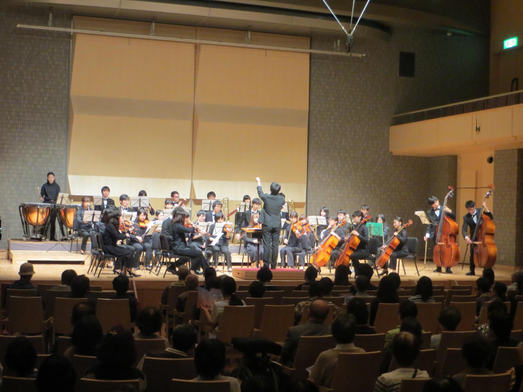 滋賀大学オーケストラが演奏している写真