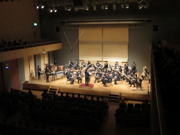 彦根東高等学校吹奏楽部の方々が演奏している写真
