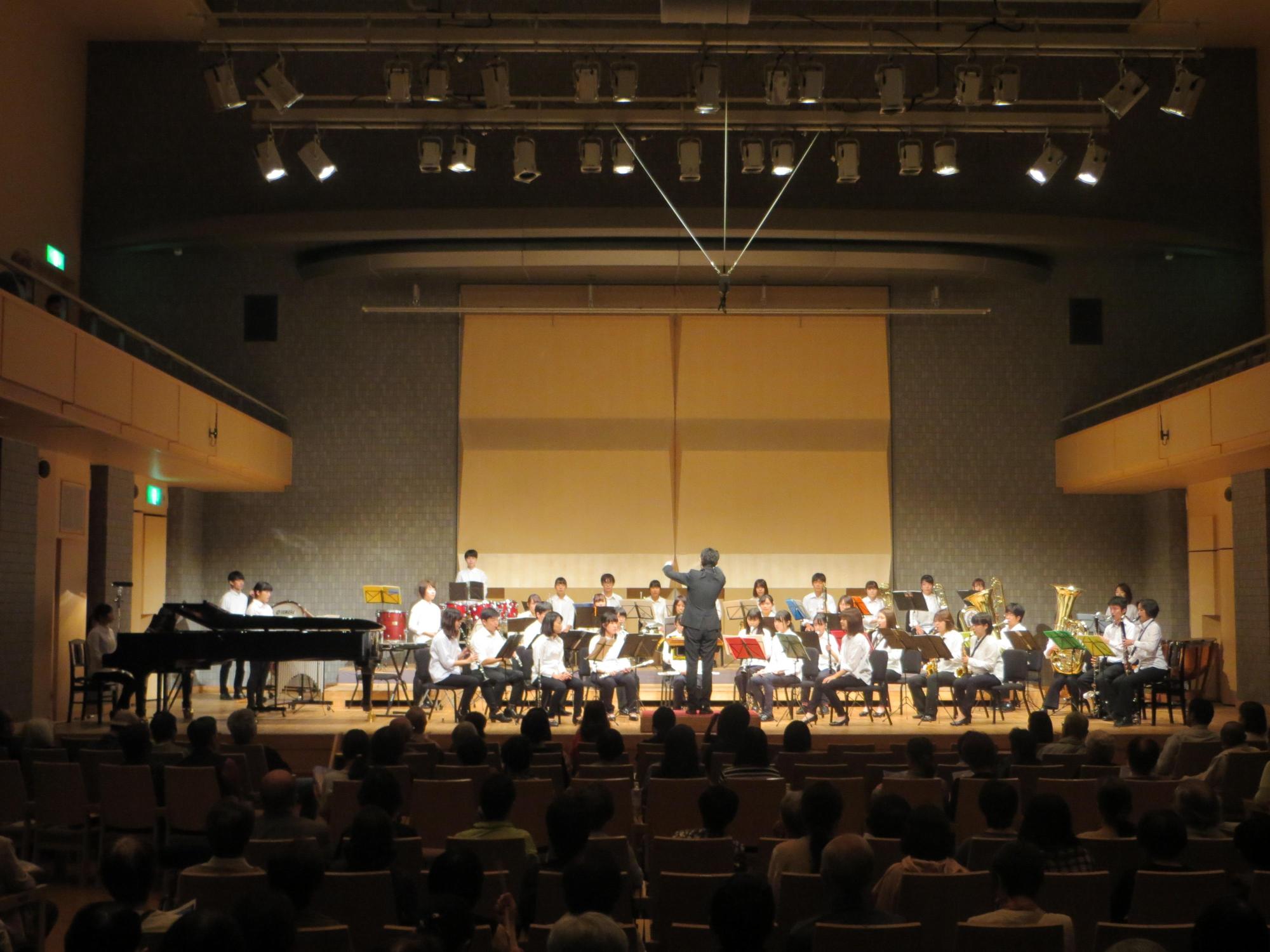 滋賀県立大学吹奏楽部が演奏している写真