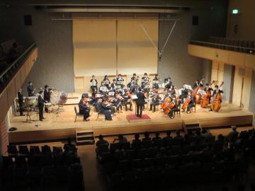滋賀大学オーケストラの方々が演奏している写真