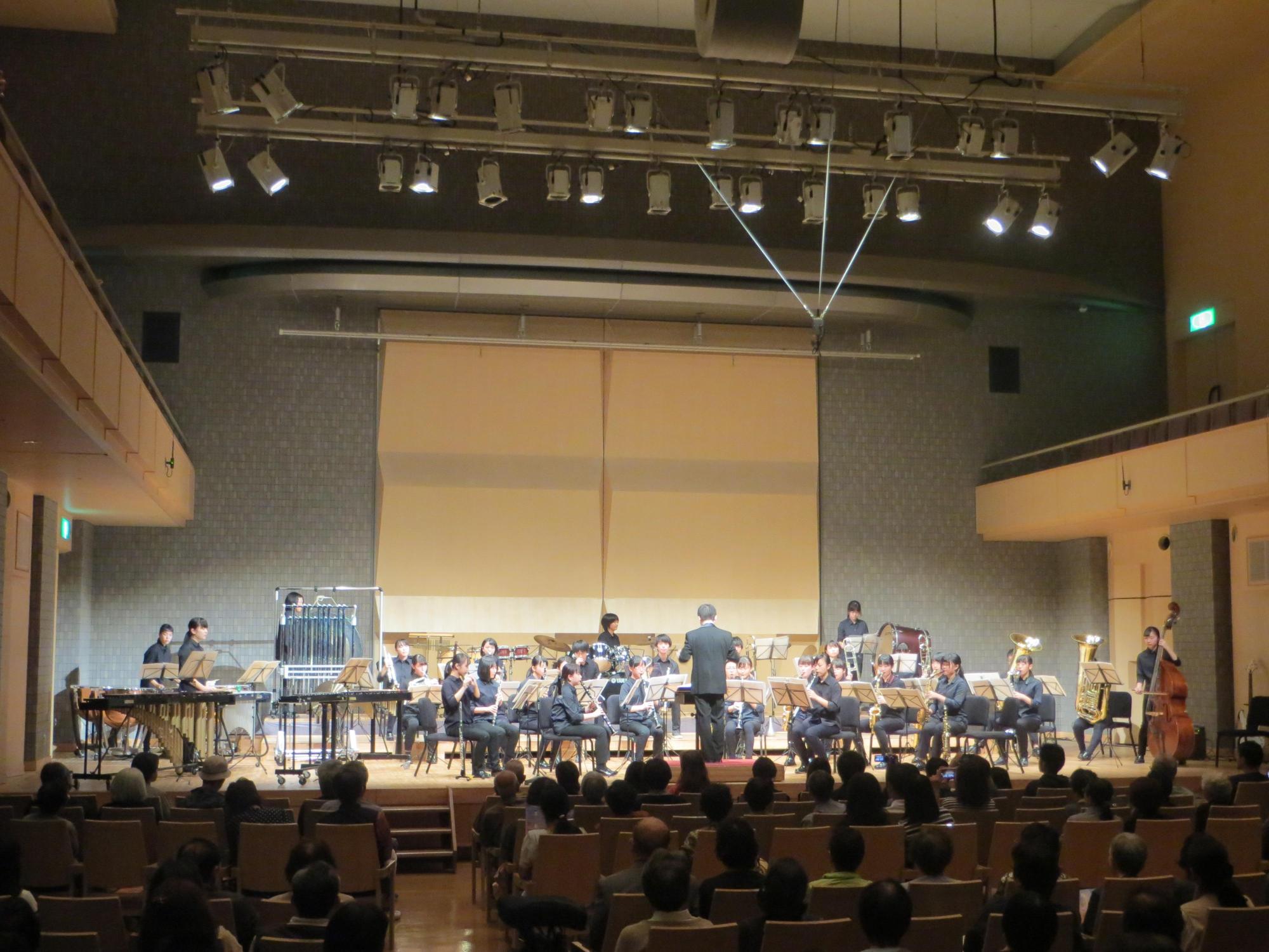 彦根東高等学校吹奏楽部が演奏している写真
