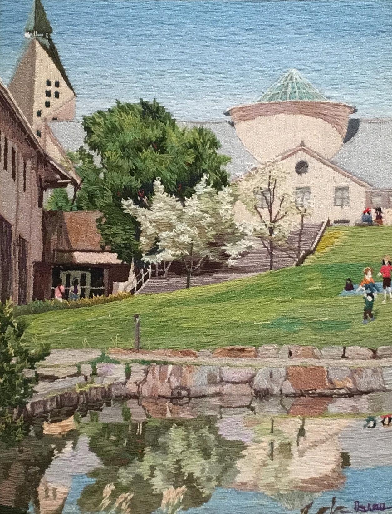 美術工芸部門市展賞受賞作品でハナミズキの周りに洋館の建物、手前に池を描いた作品の写真