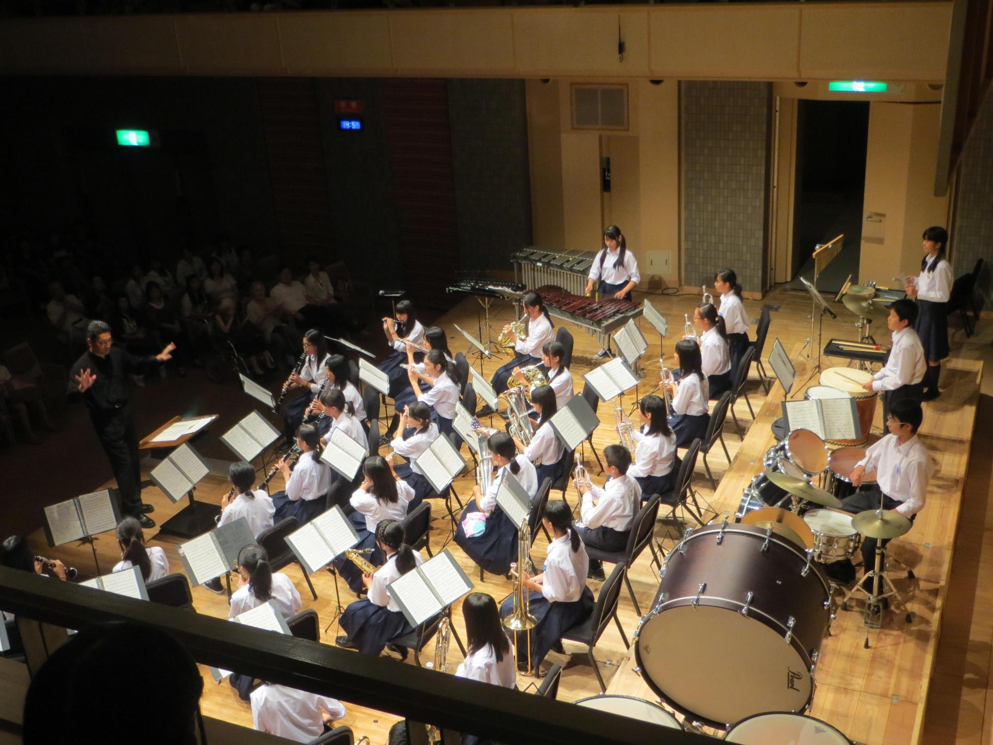 彦根市立南中学校の演奏中を舞台上から撮った写真