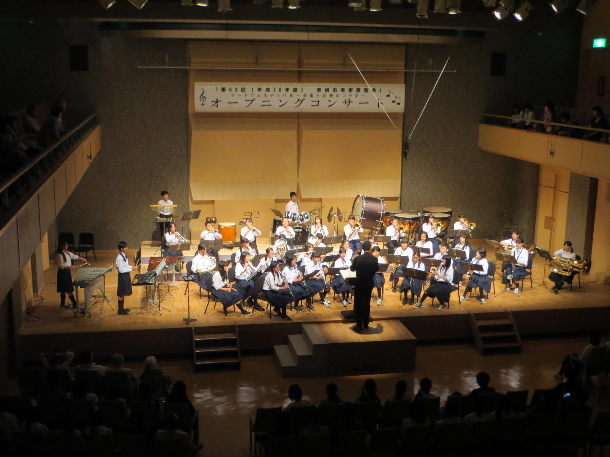 彦根市立南中学校の演奏中の写真