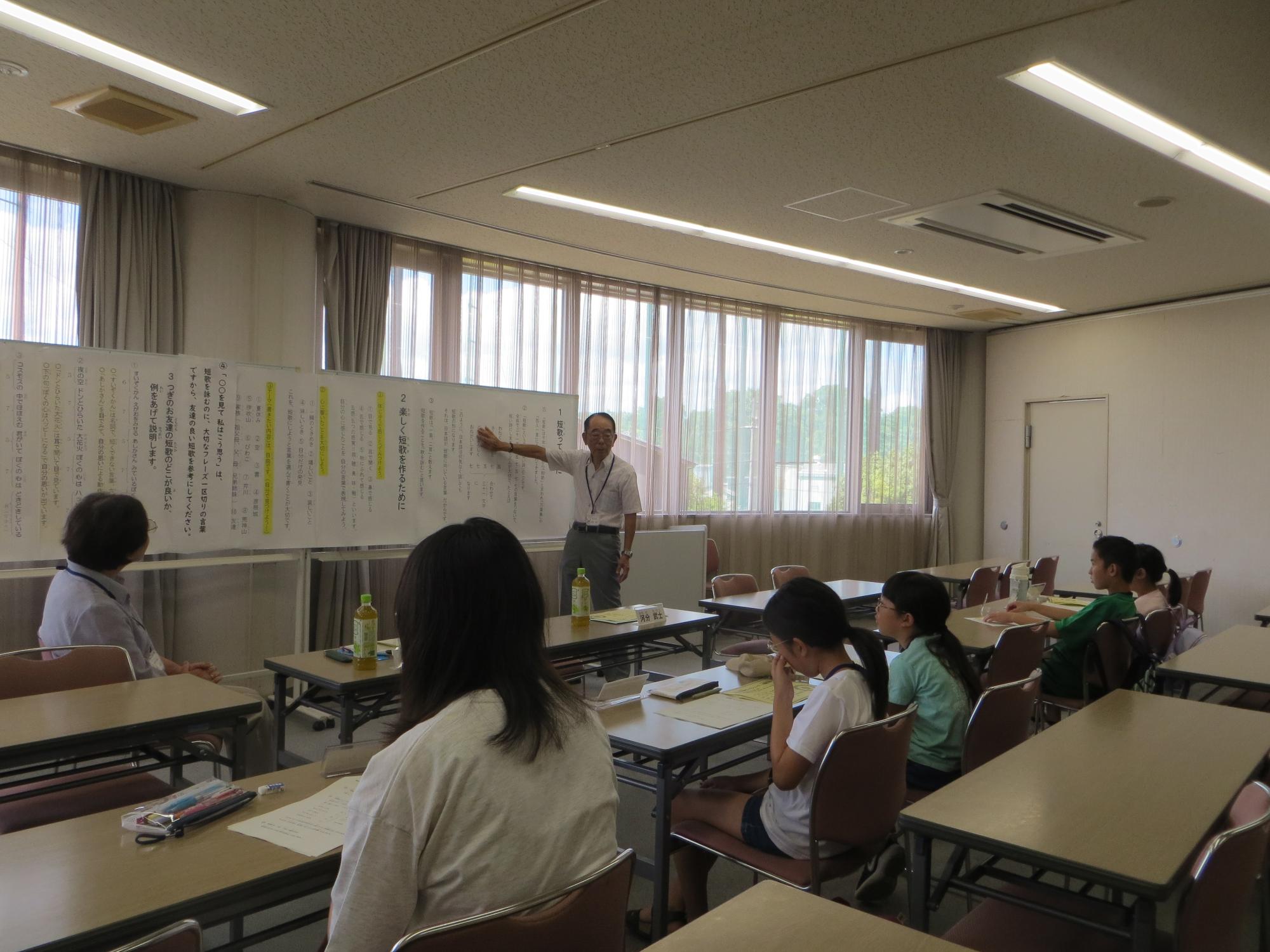 R7年度「夏休み文芸ワークショップ」短歌部門の様子