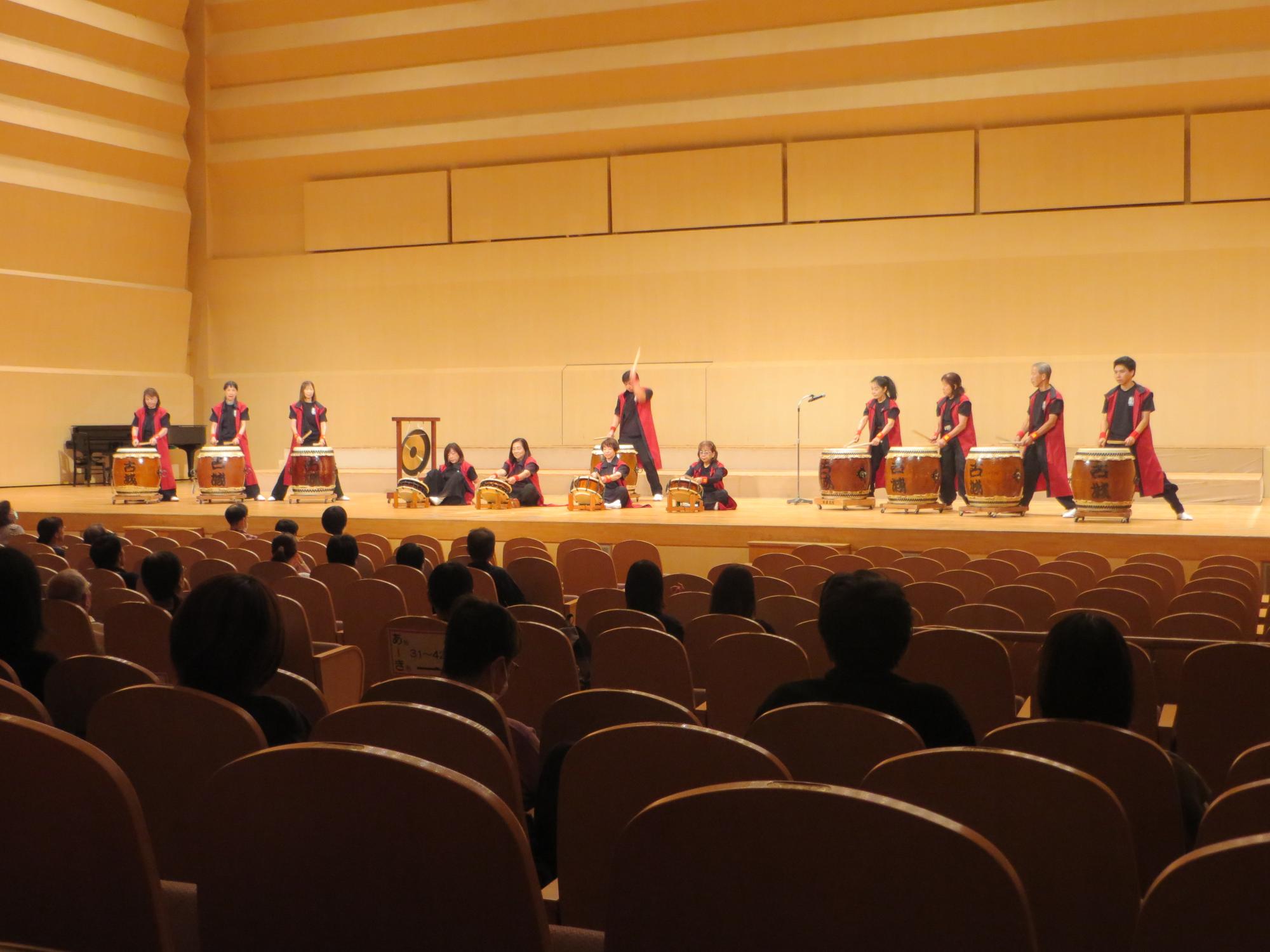 彦根古城太鼓のステージ発表の様子