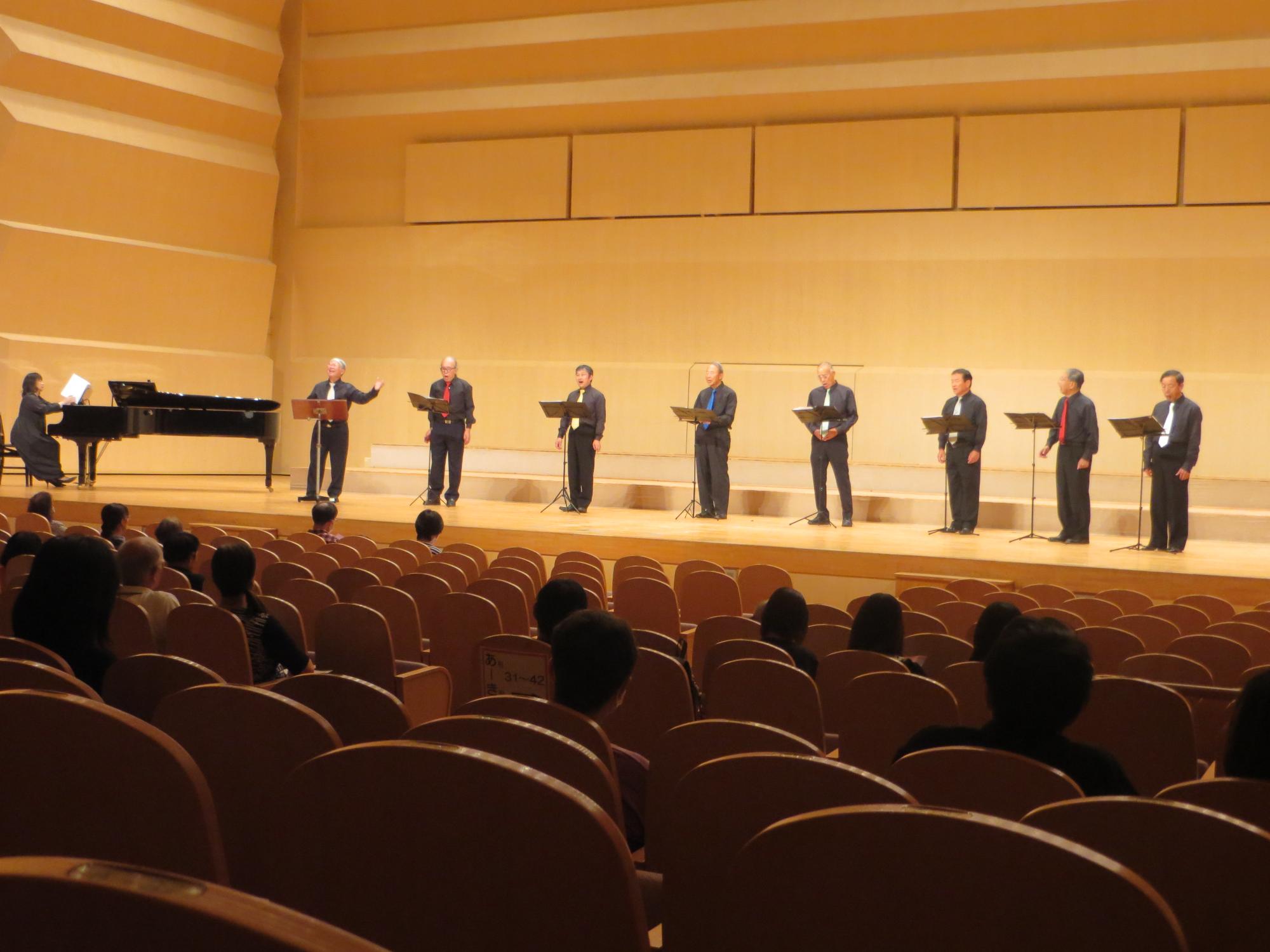 彦根メンズコーラスのステージ発表の様子