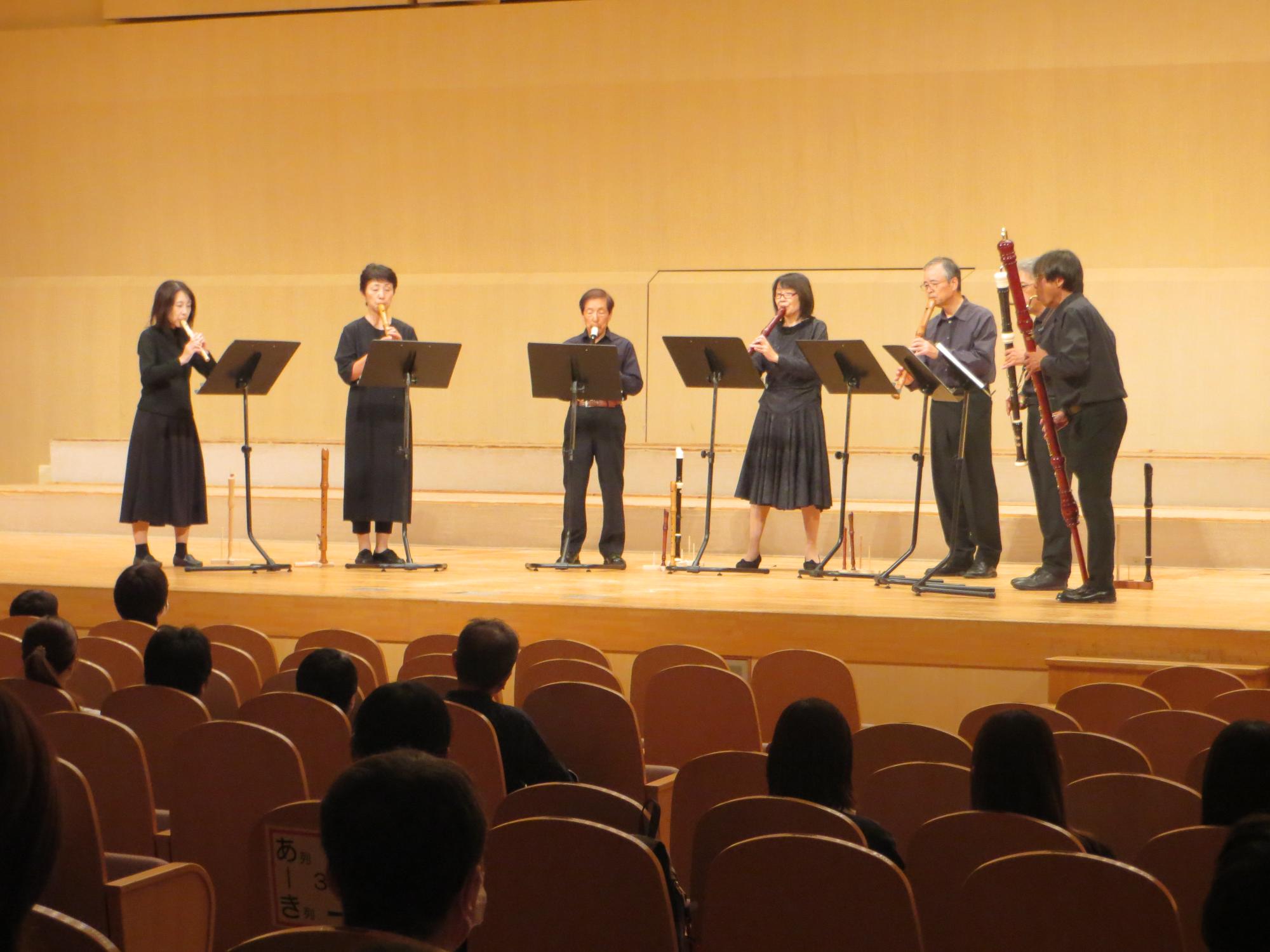 彦根リコーダーアンサンブルのステージ発表の様子