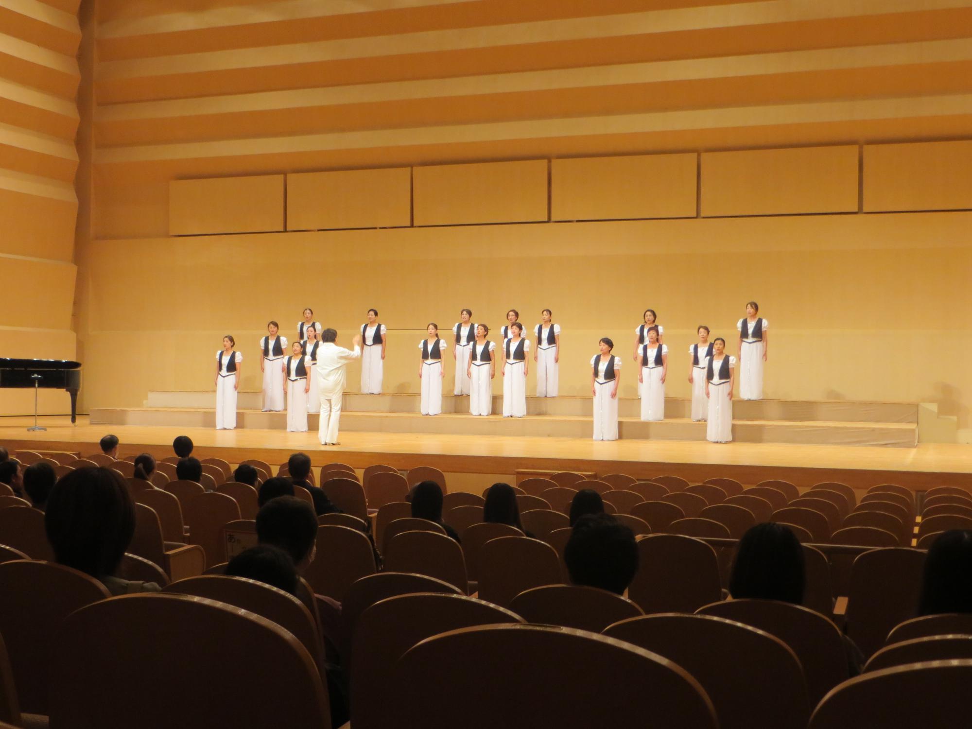 女声合唱 彦根水すましのステージ発表の様子