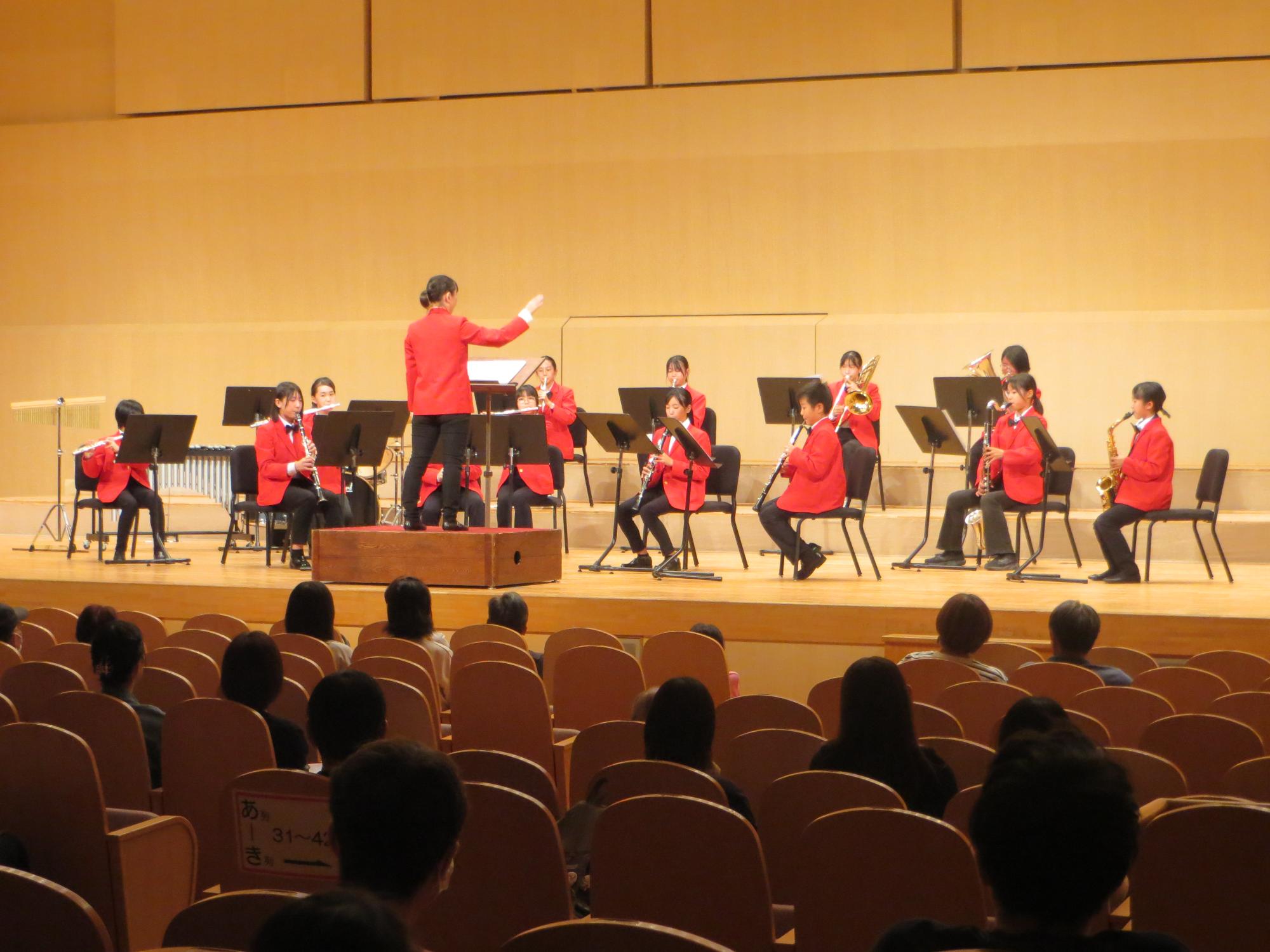 ジュニアバンド”彦輝”のステージ発表の様子