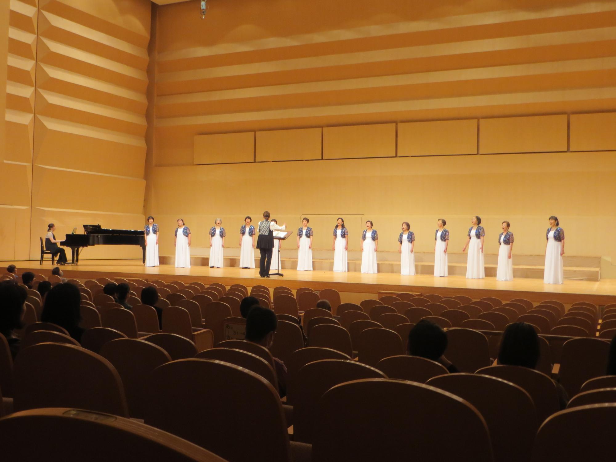 コーラス「i」のステージ発表の様子
