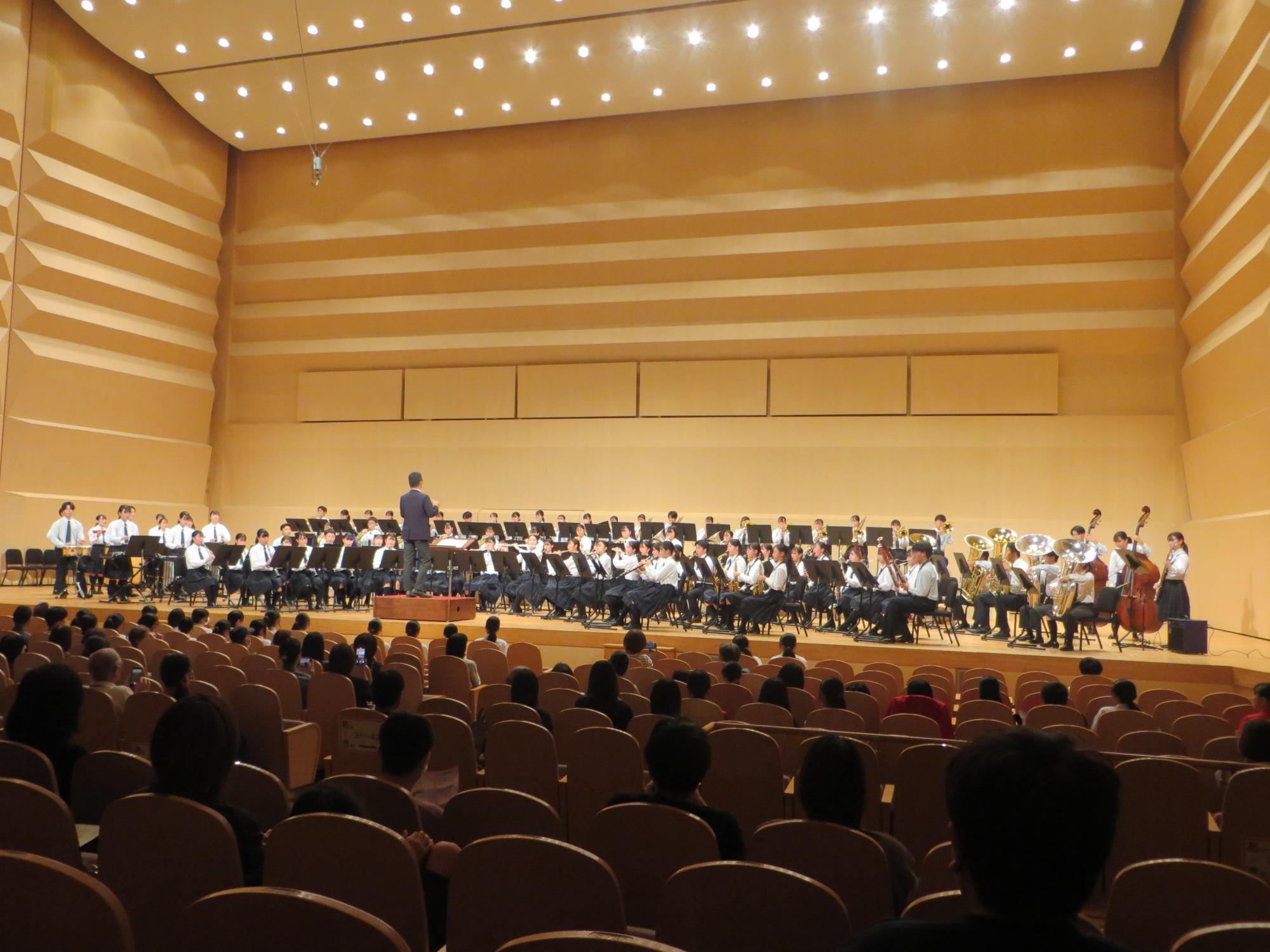 近江高等学校吹奏楽部のステージ発表の様子