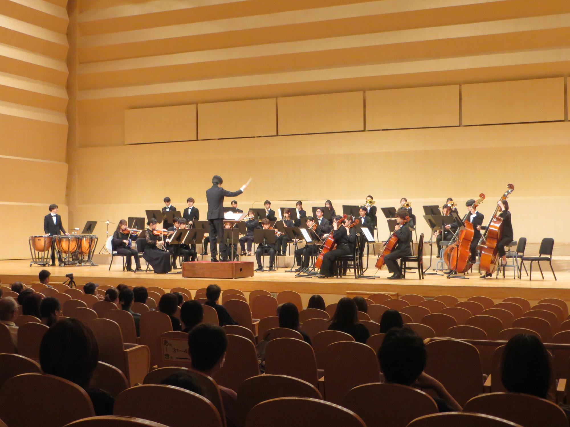 滋賀大学オーケストラのステージ発表の様子