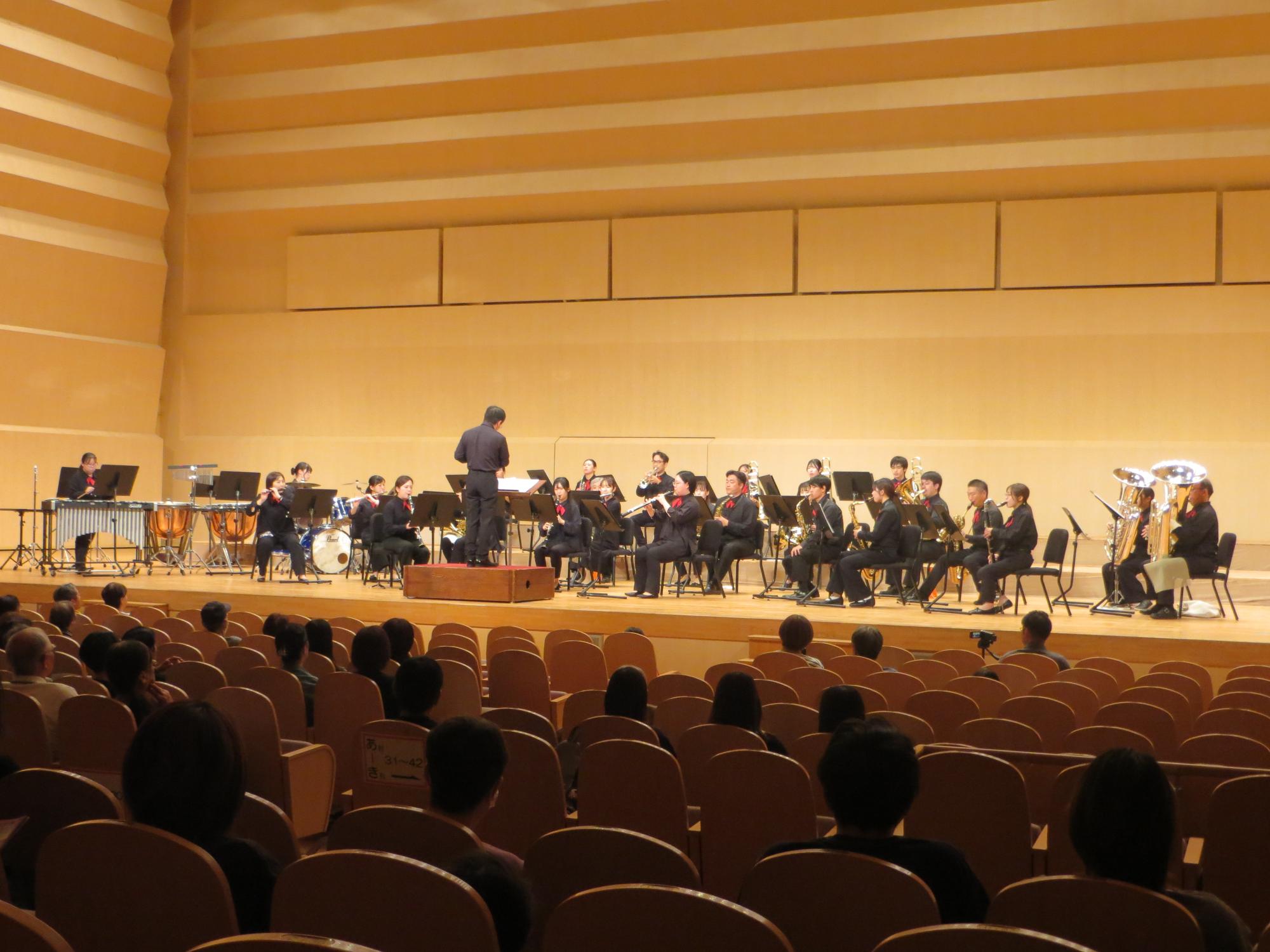 スカーレット・ウインド・オーケストラのステージ発表の様子