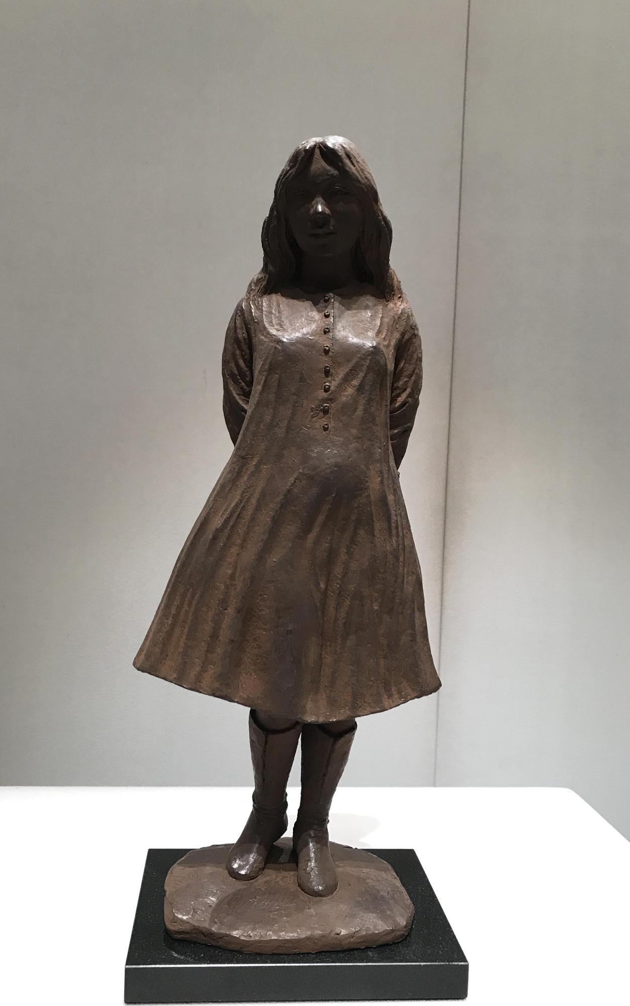 彫刻部門無鑑査奨励賞受賞作品で女性の姿を彫刻で表現した作品の写真