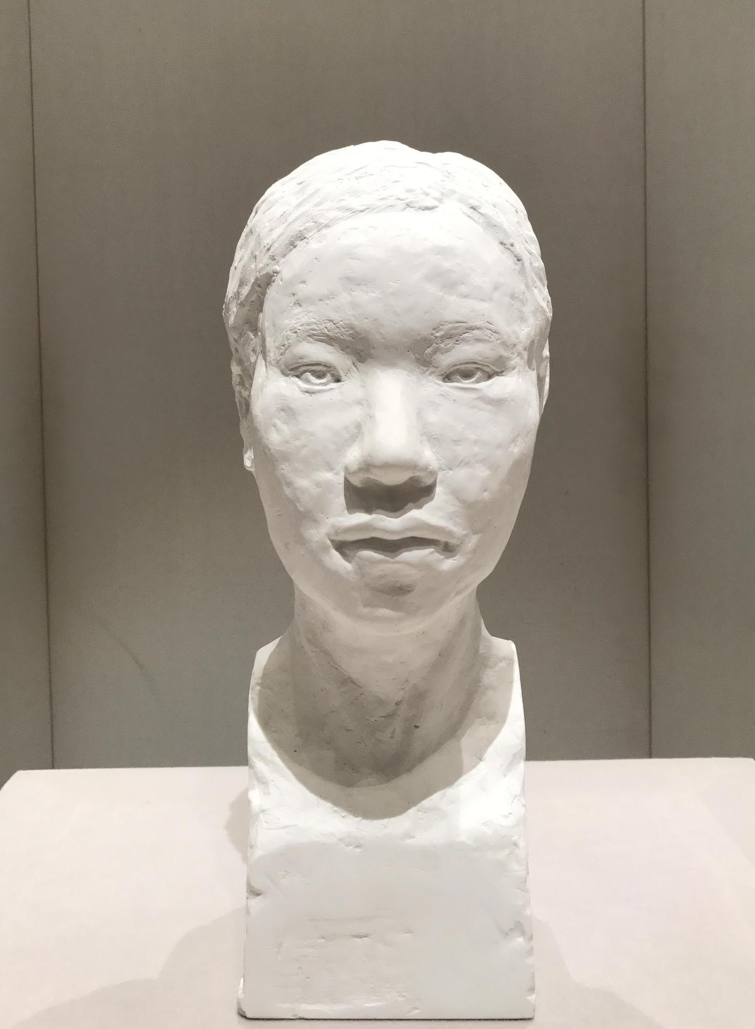 彫刻部門市展賞受賞作品で人の顔を彫刻として作成した写真