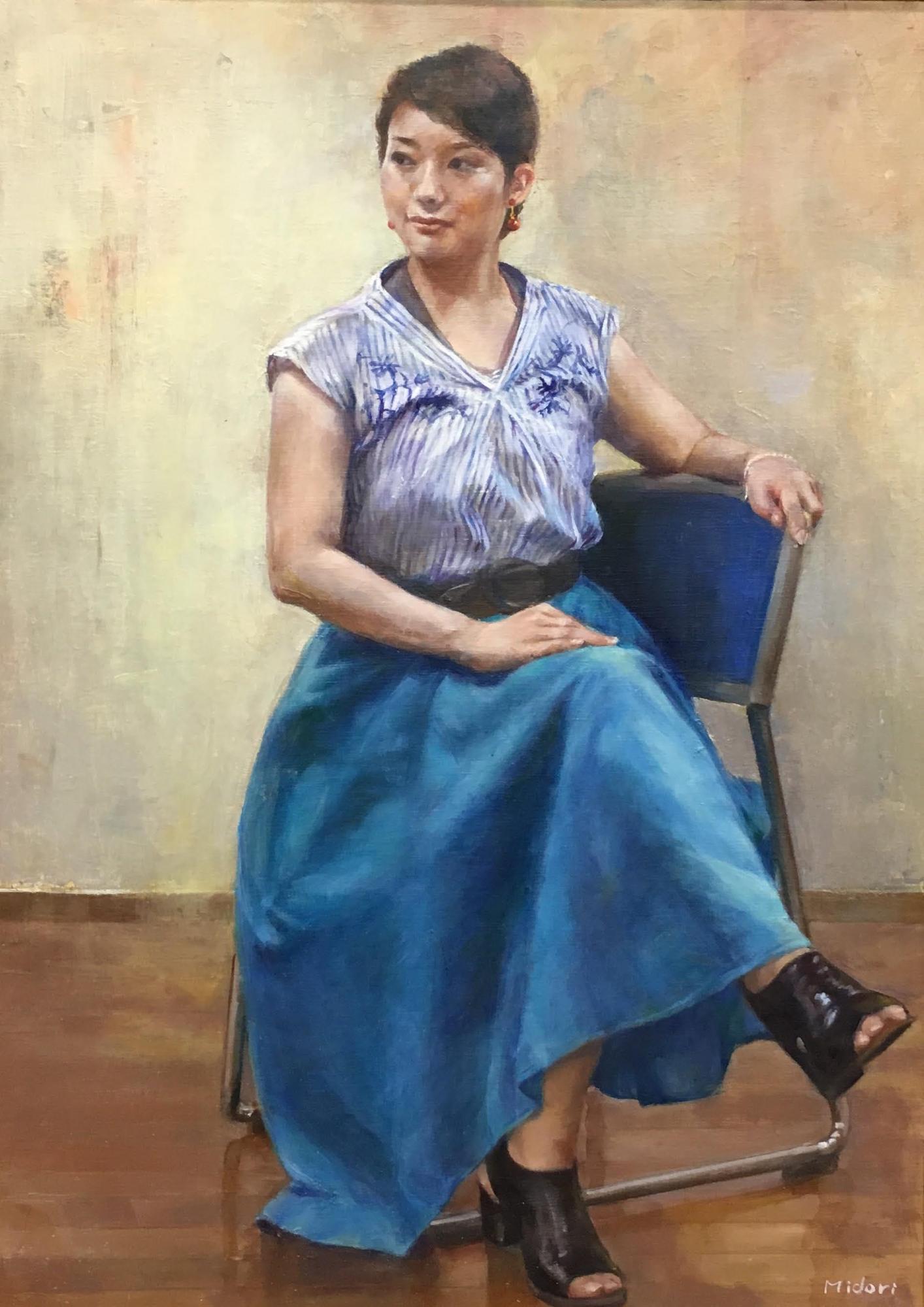 洋画部門市展賞受賞作品で女性が青い椅子に座っている様子の写真