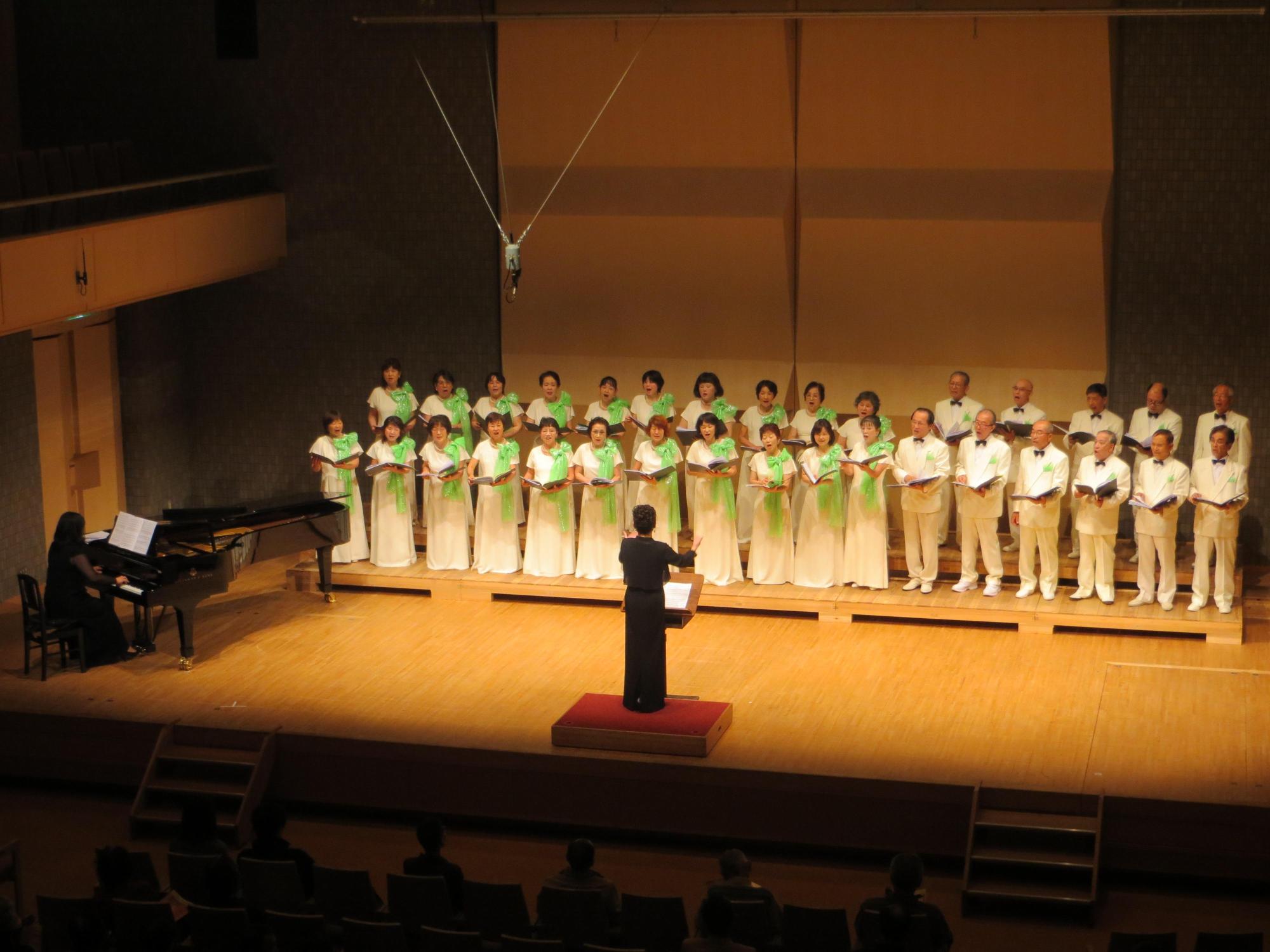彦根市民合唱団フィルハーモニックShigaの演奏中の写真