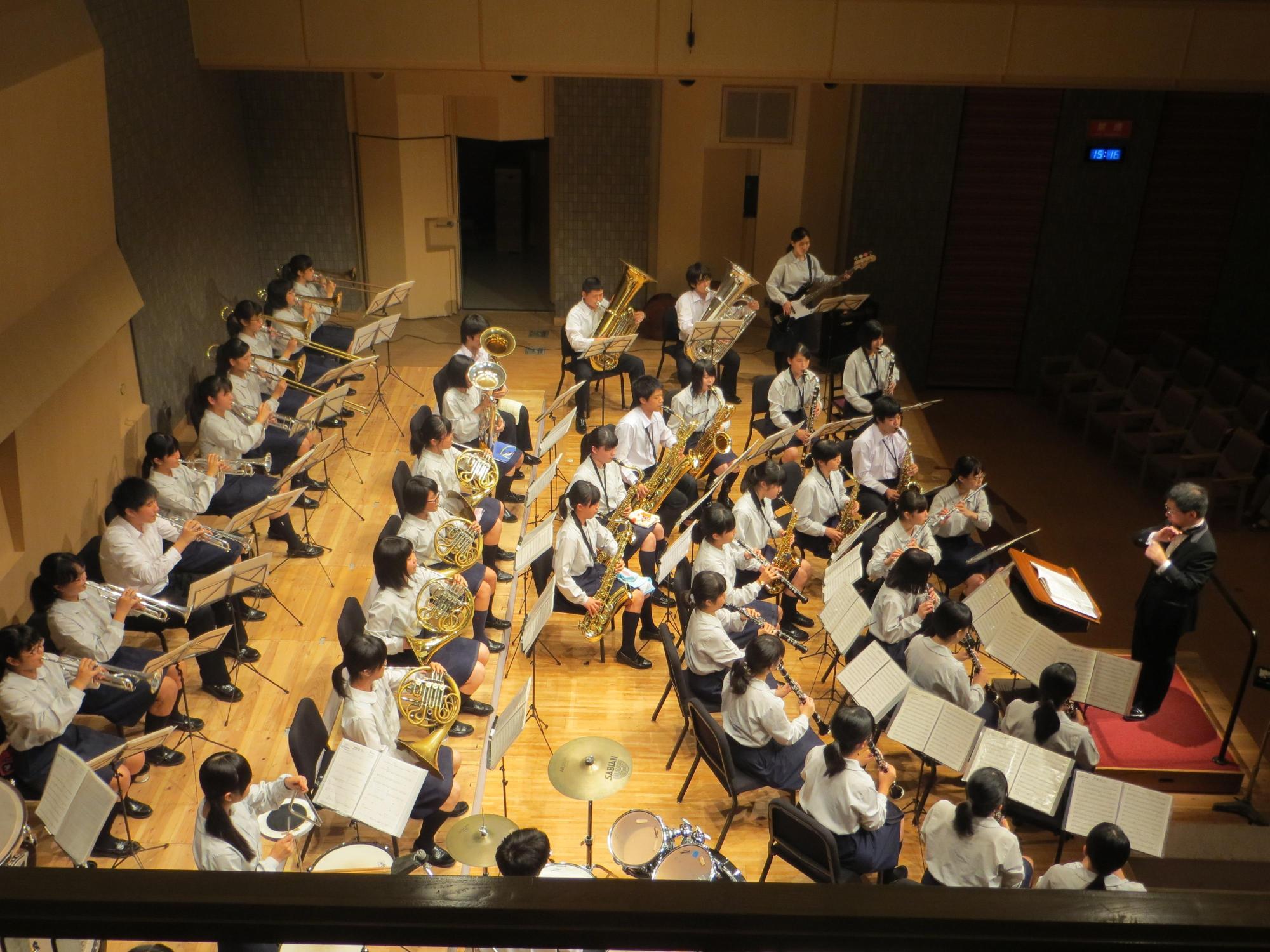 滋賀県立彦根東高等学校吹奏楽部が演奏している写真