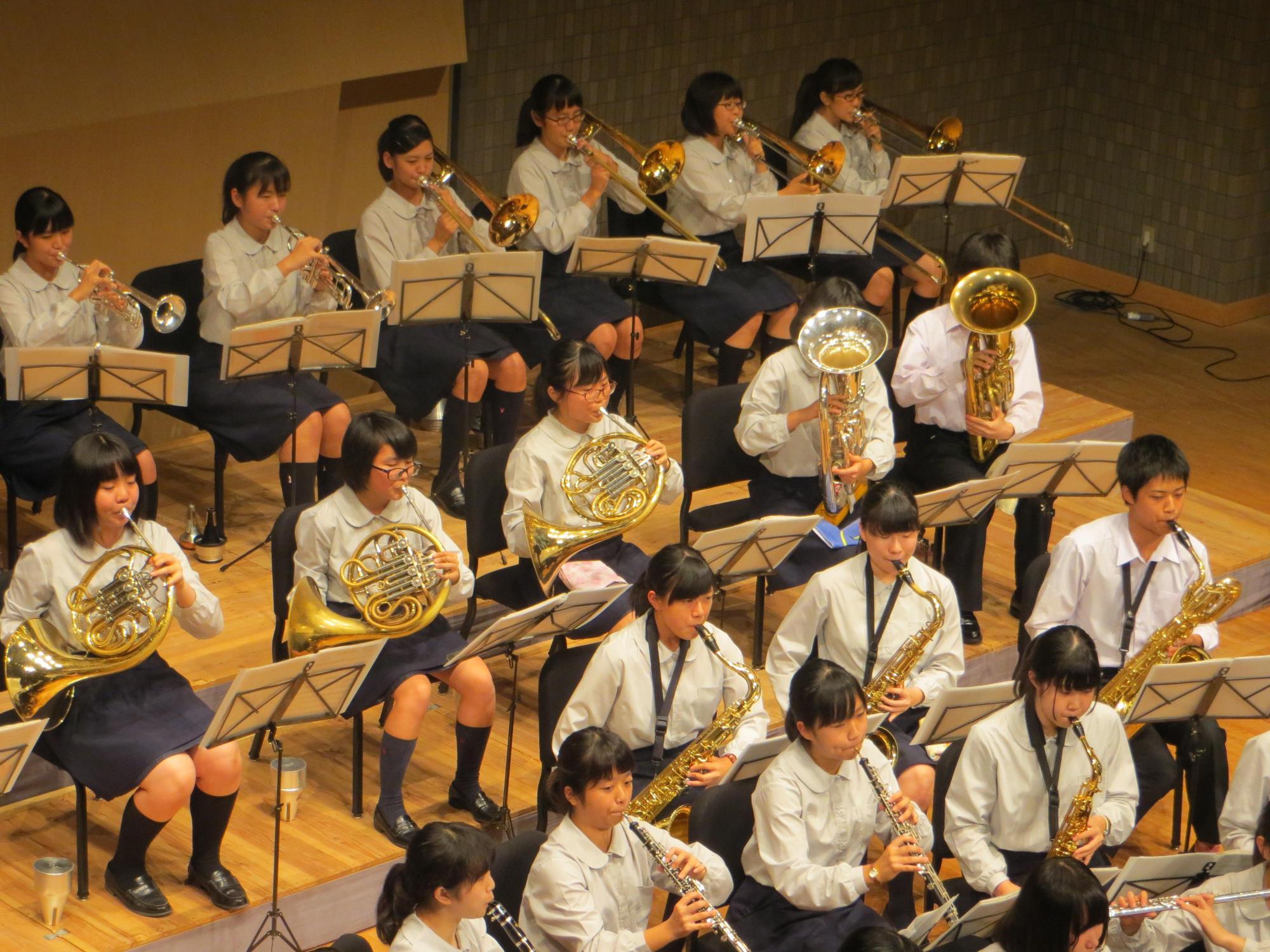 滋賀県立彦根東高等学校吹奏楽部のトランペットとホルンとサックスとクラリネットを演奏している生徒の写真