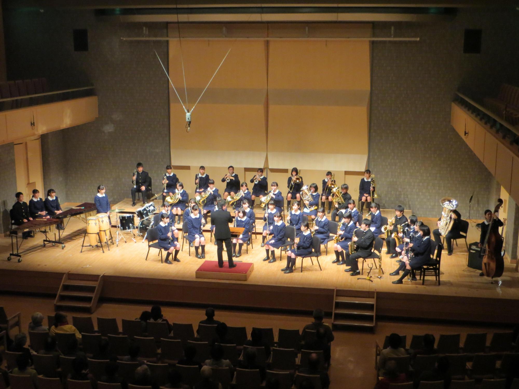彦根東高等学校吹奏楽部の演奏中の写真
