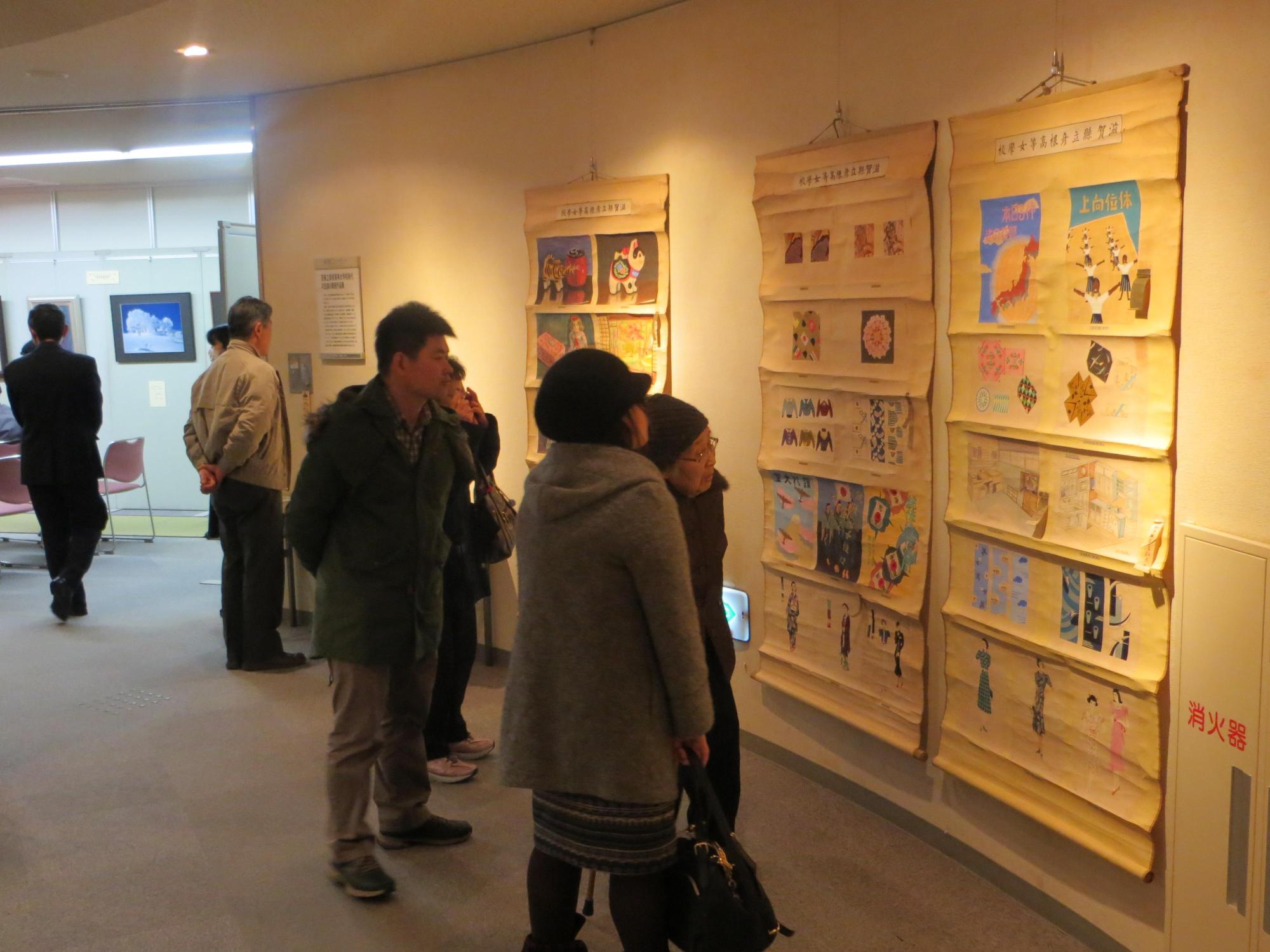 旧県立彦根高等女学校時代の美術作品が展示されている会場の写真