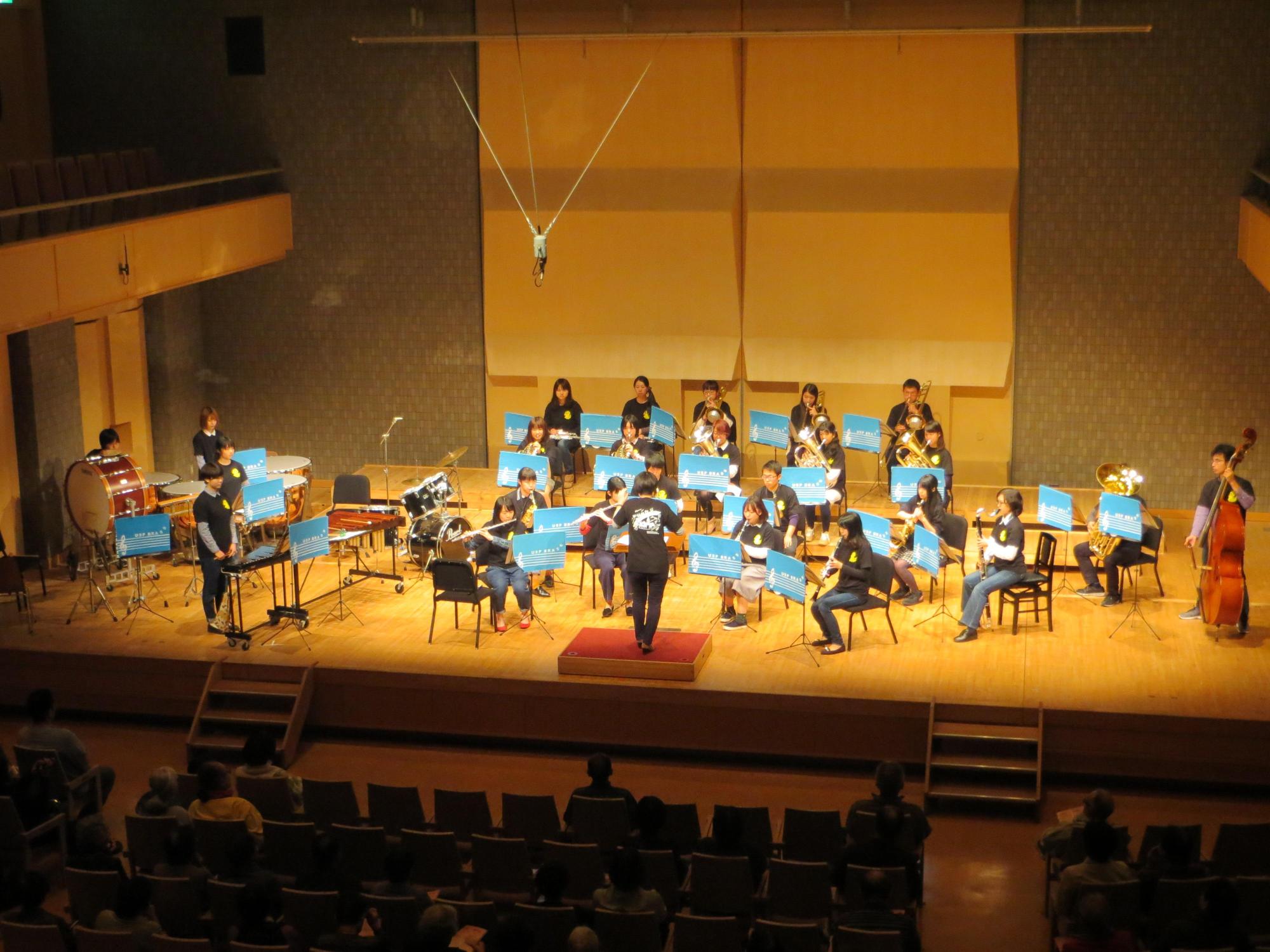 滋賀県立大学吹奏楽部の演奏中の写真