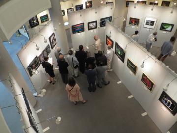 展示ロビーで写真部門の展示作品を見学している来場者の写真