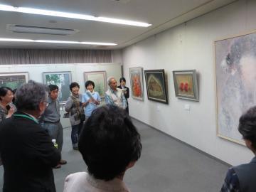 日本画部門の展示作品を見学している来場者の写真