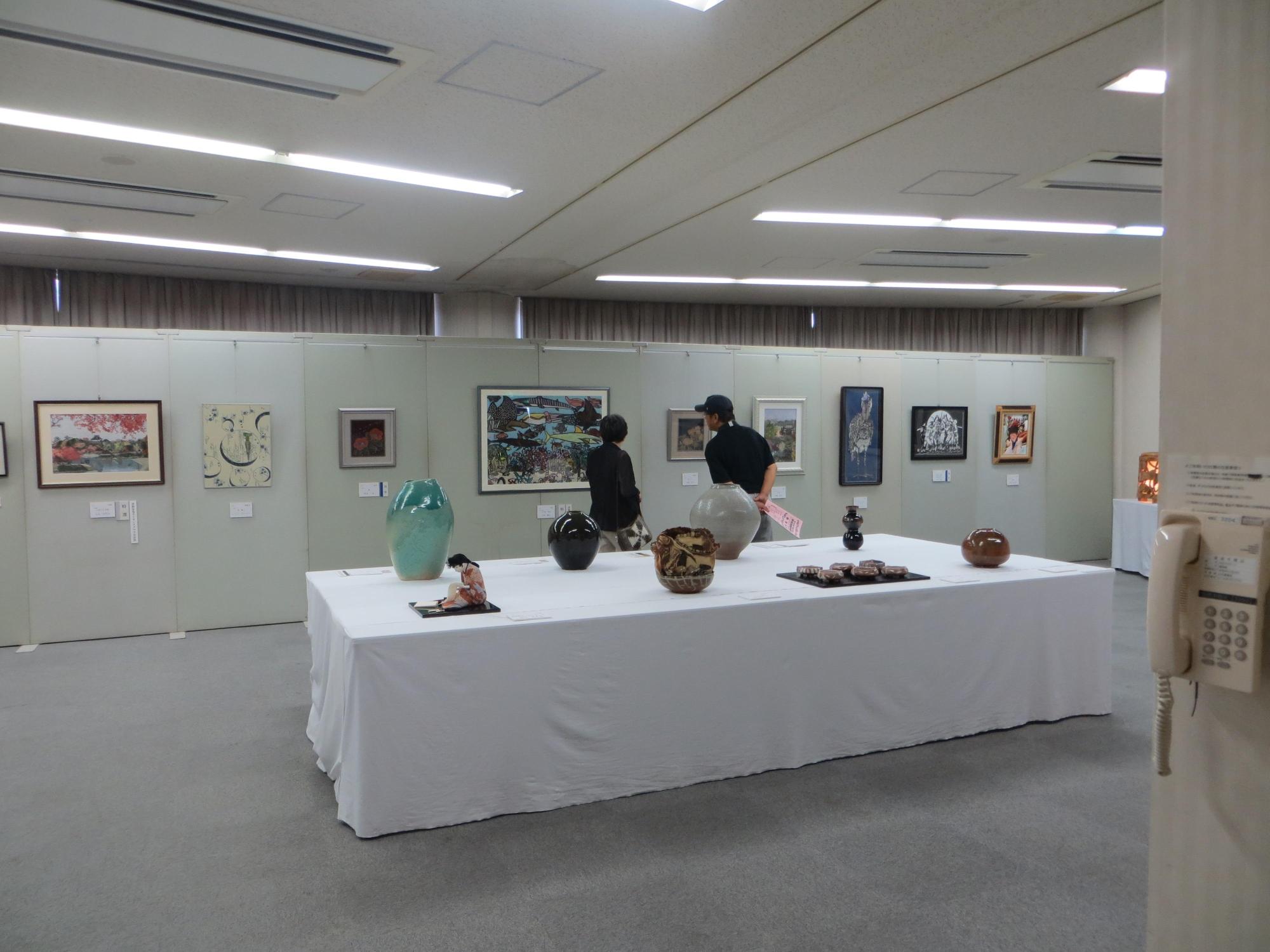 美術工芸部門の展示作品を見学している来場者の写真