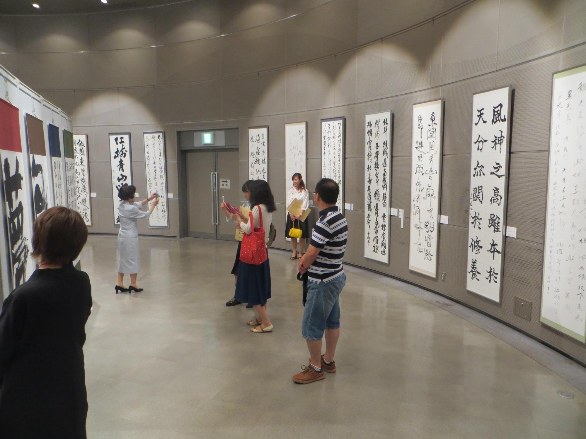 書部門の展示作品を見学している来場者の写真