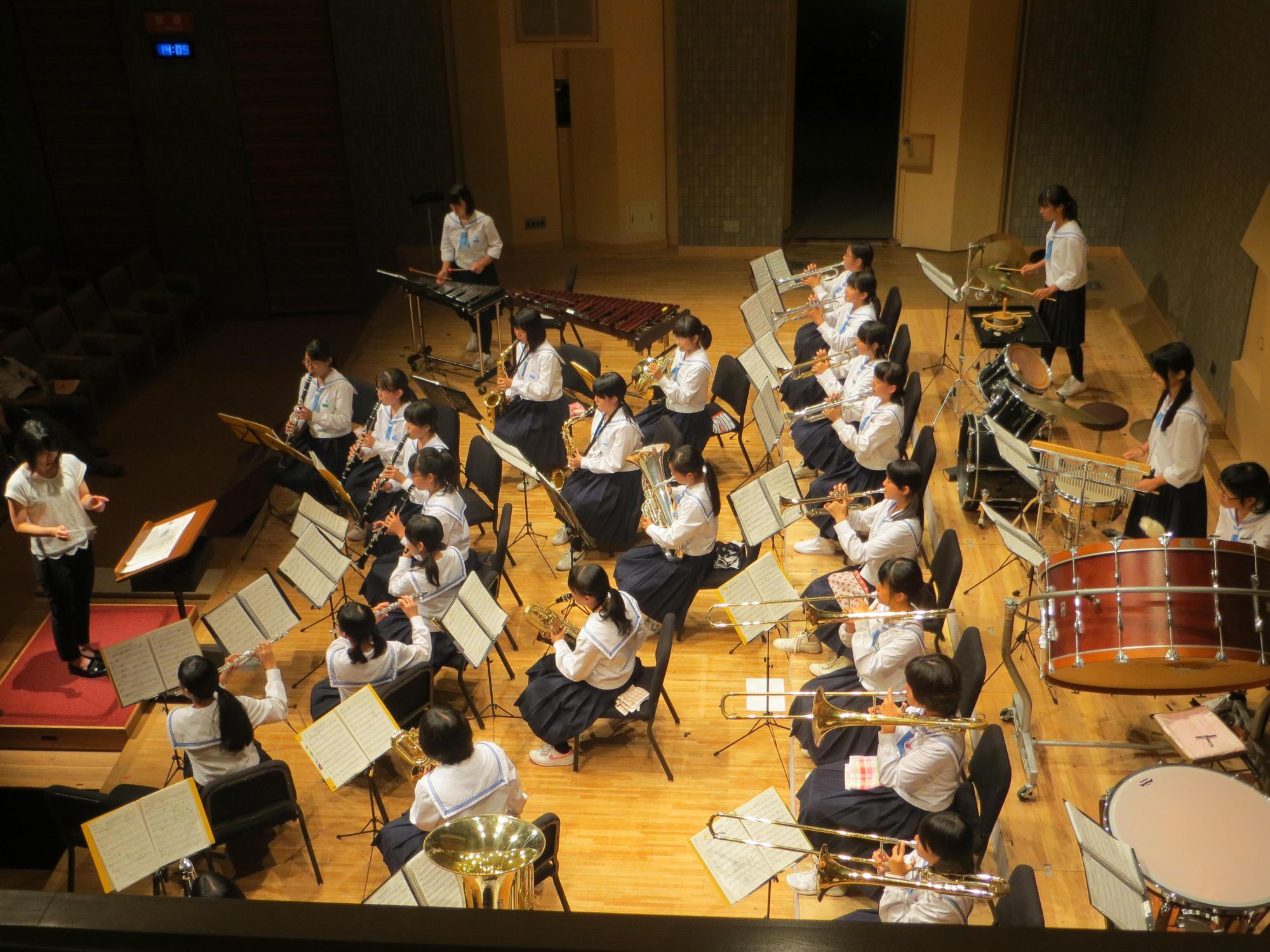 彦根市立西中学校吹奏楽部が演奏している写真