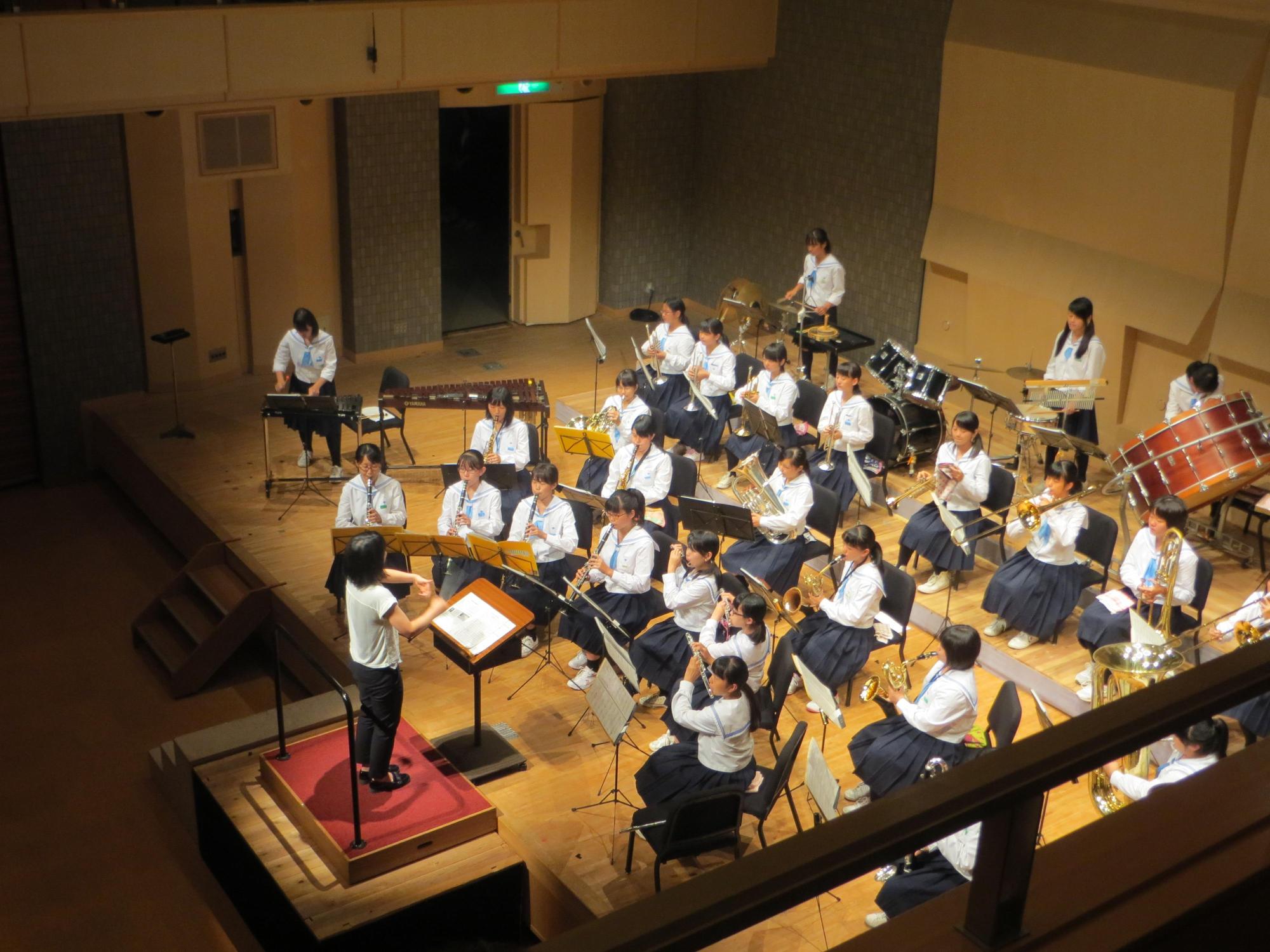 演奏中の彦根市立西中学校吹奏楽部を上から撮影した写真
