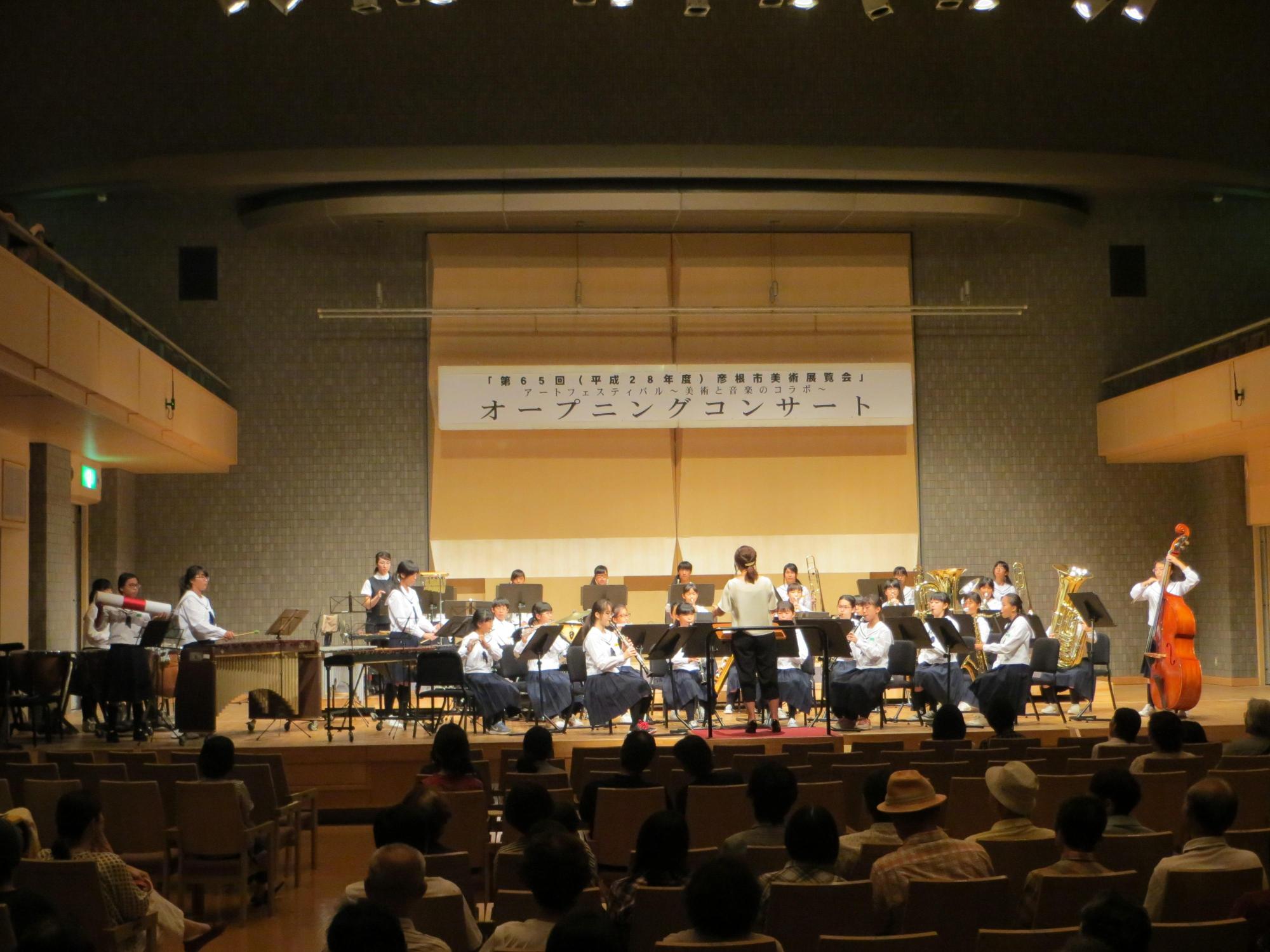 彦根市立東中学校吹奏楽部の方々が演奏している写真