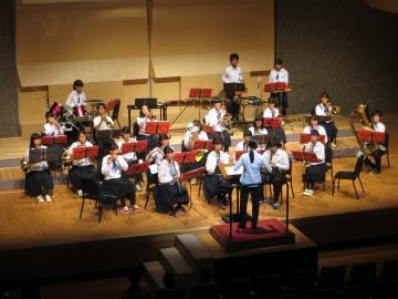 彦根市立中央中学校吹奏楽部が演奏している写真