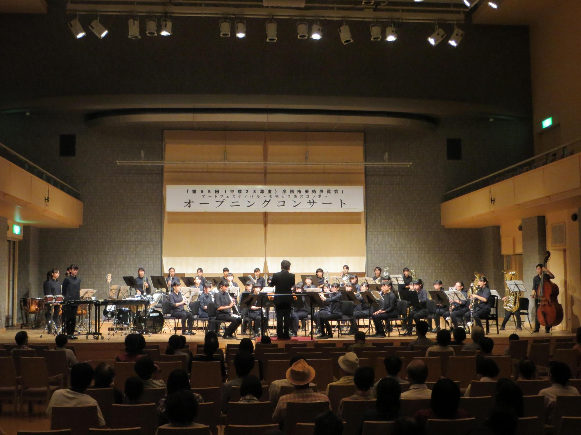 滋賀県立彦根東高等学校吹奏楽部の方々が演奏している写真